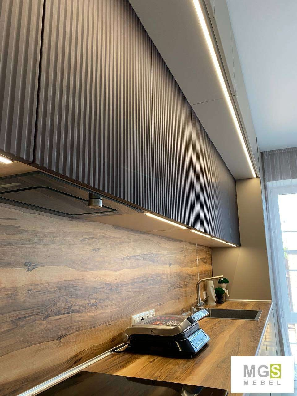 Рабочая поверхность, фасады, фартук в дереве