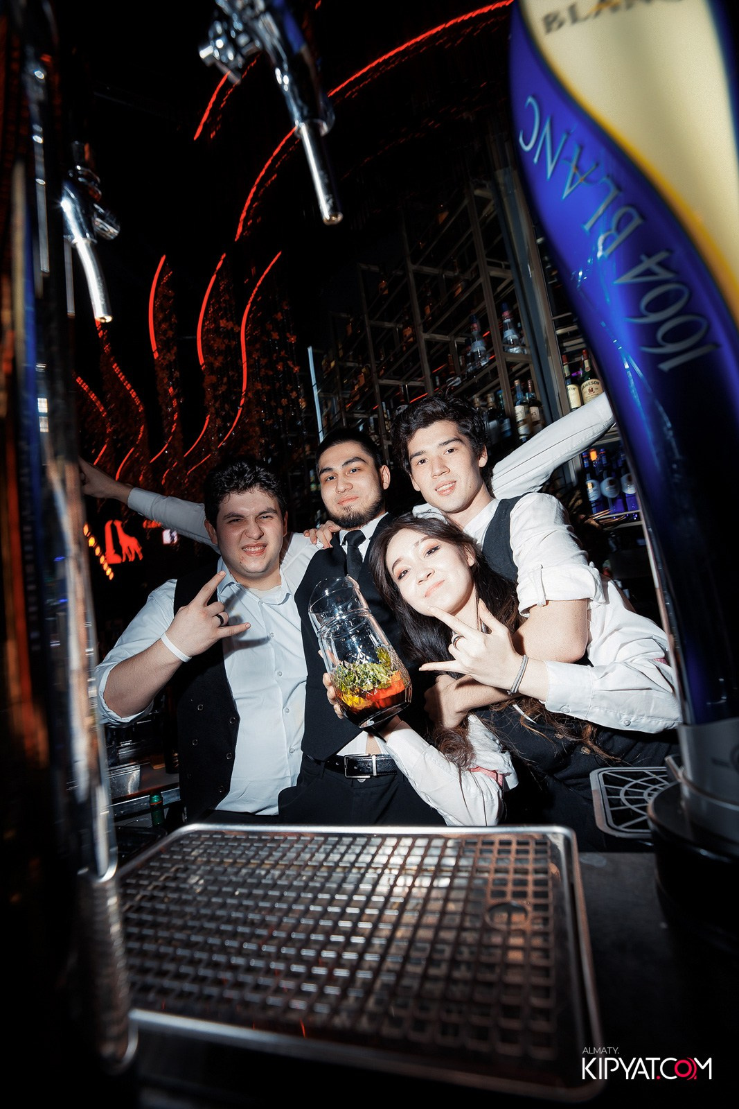 FRIENDS BAR & TERRACE. КИПЯТКОМ АЛМАТЫ!