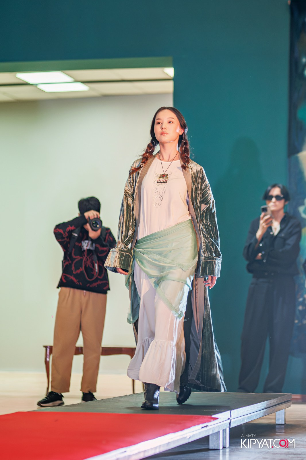 FASHION ПОКАЗ, КАЗАХСКОЙ НАЦИОНАЛЬНОЙ ОДЕЖДЫ. КИПЯТКОМ АЛМАТЫ!