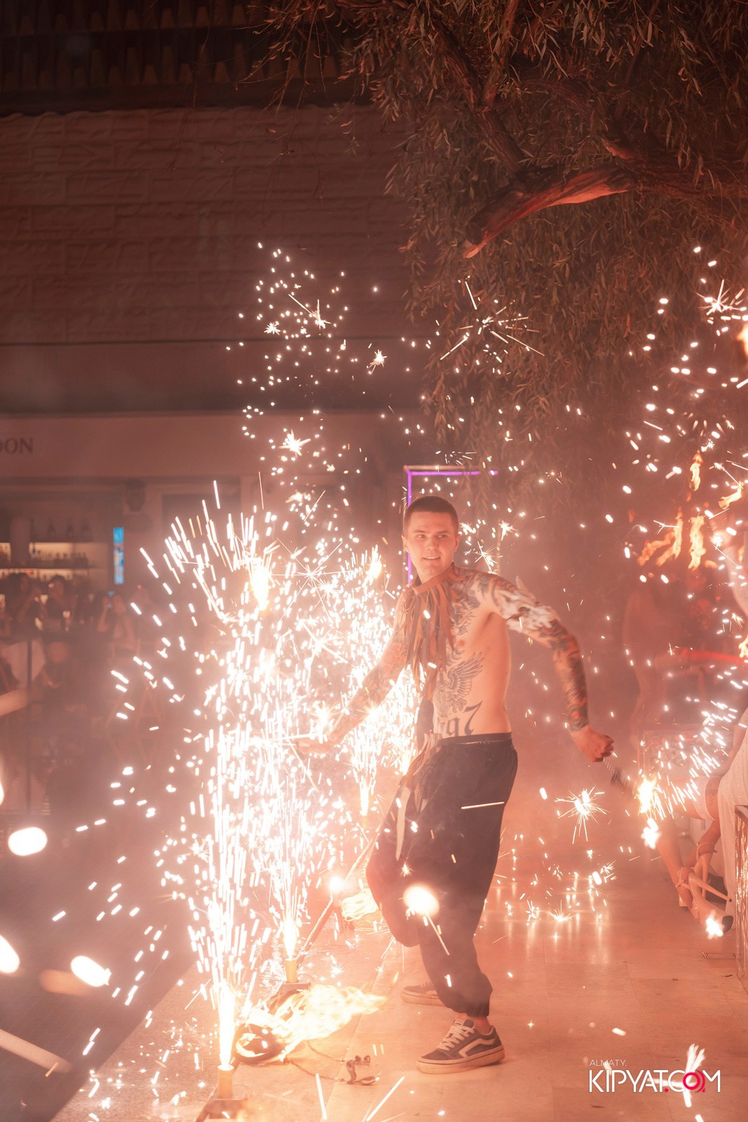 EDEN POOL & BAR. КИПЯТКОМ АЛМАТЫ!