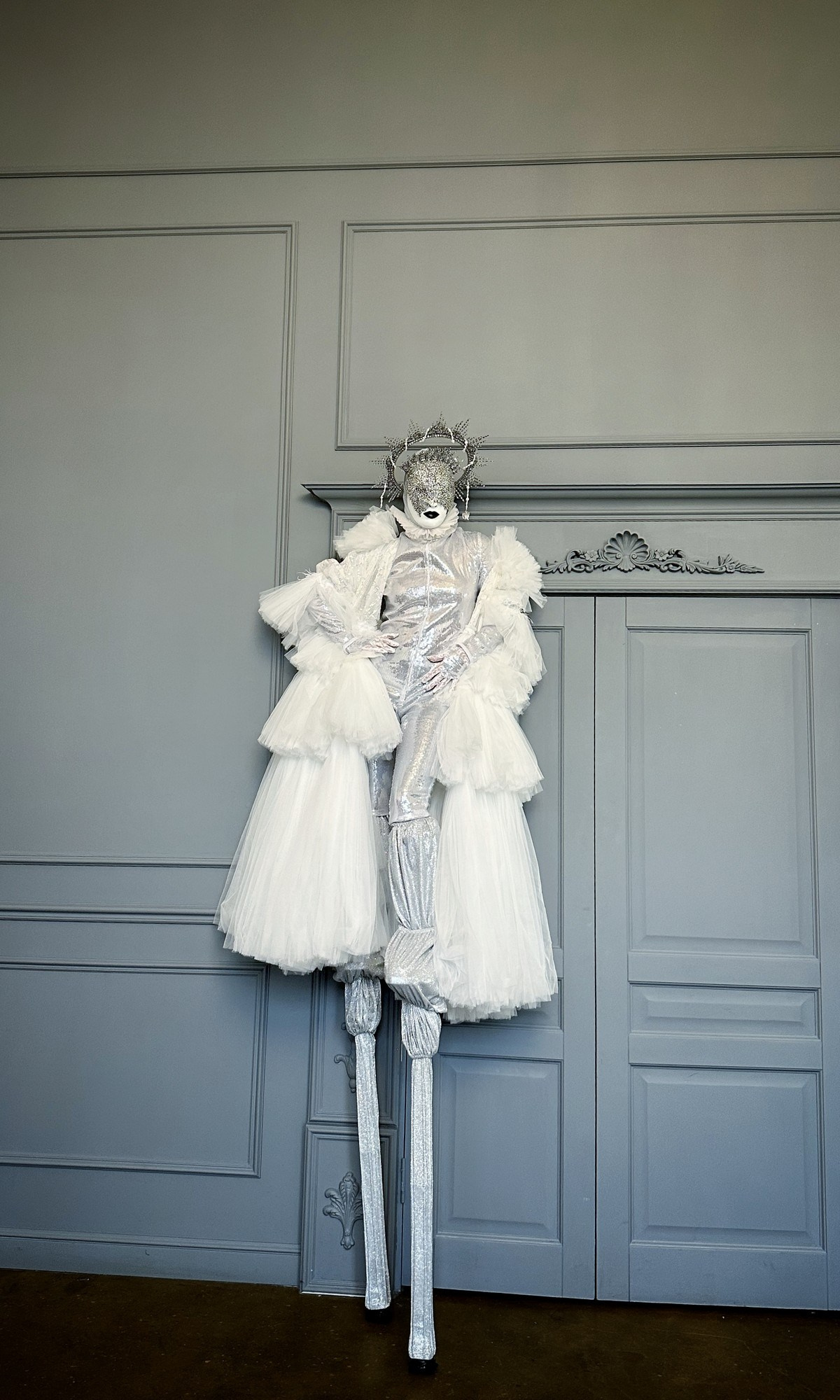 Персонаж Серебро. Мимы и Ходулисты на встречу гостей. Москва