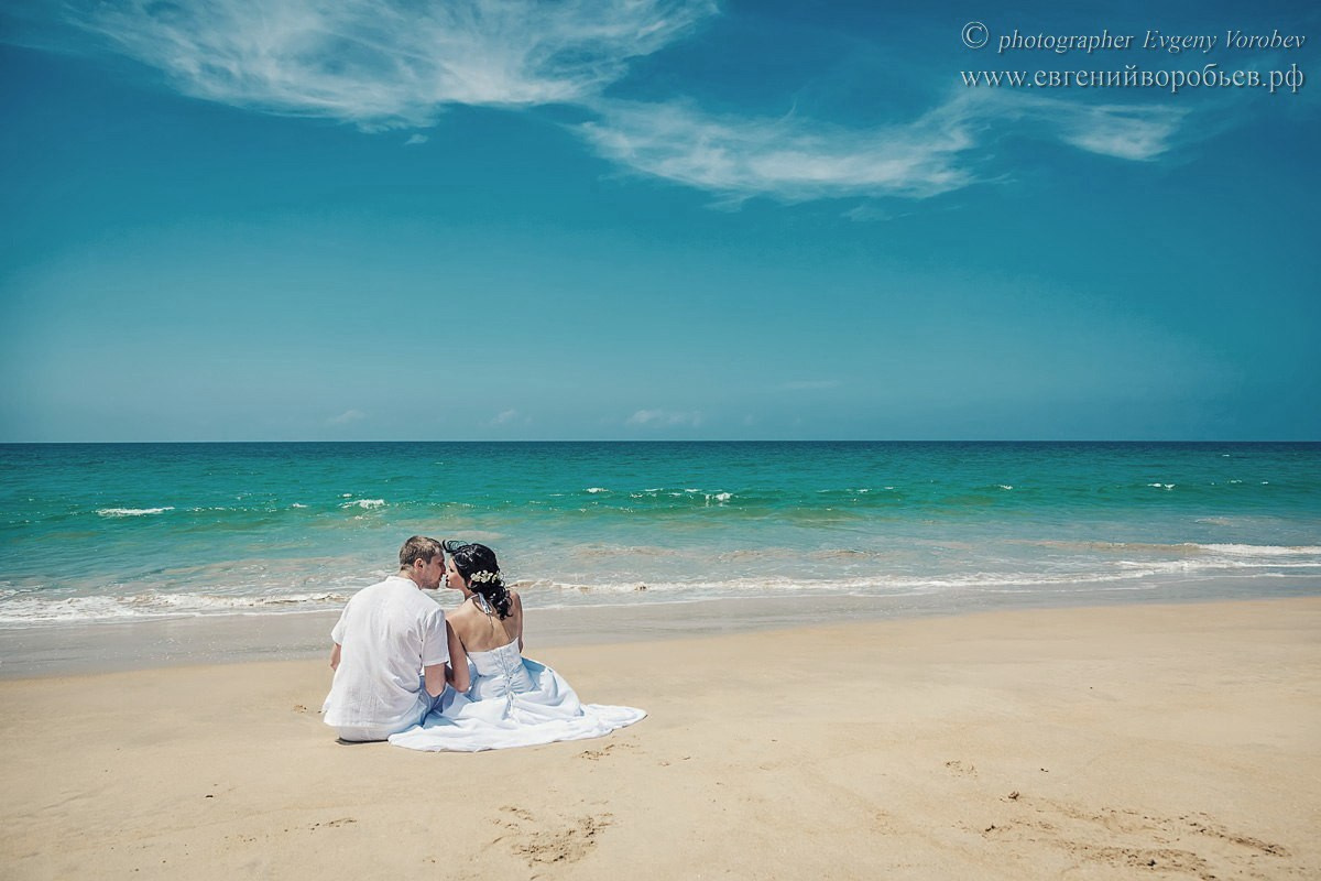 Свадебная фотосессия Пхукет фотограф пляж невеста платье жених романтическая фотосъёмка море Ката Карон Найхарн Патонг Найхарн Сурин море счастье радость идея место образ пример фото позы для фотосессии Phuket Naiharn Kata Karon Patong Surin 
