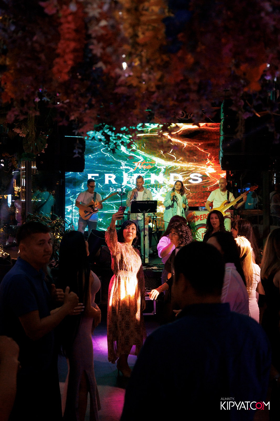 FRIENDS BAR & TERRACE. КИПЯТКОМ АЛМАТЫ!