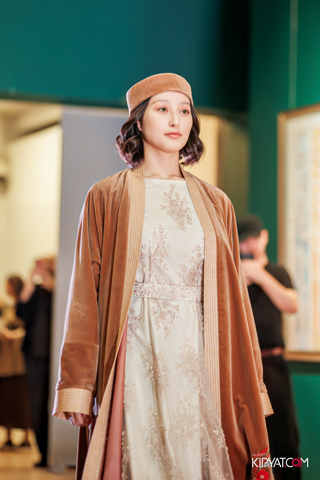 FASHION ПОКАЗ, КАЗАХСКОЙ НАЦИОНАЛЬНОЙ ОДЕЖДЫ. КИПЯТКОМ АЛМАТЫ!
