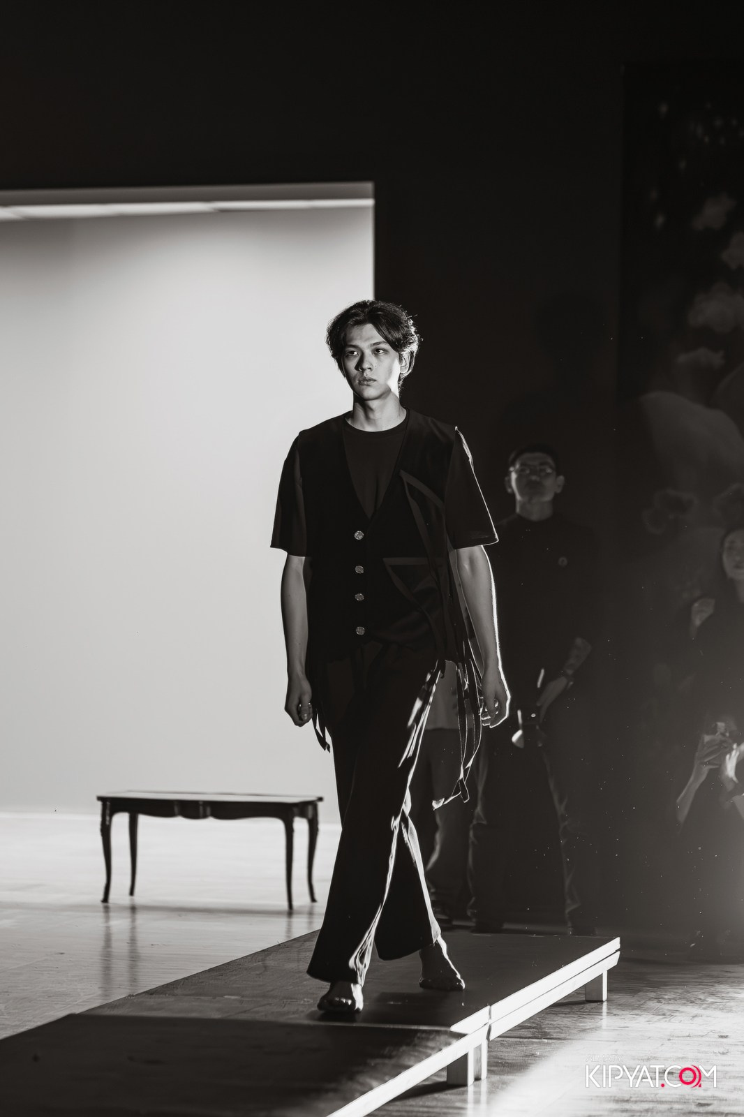 FASHION ПОКАЗ, КАЗАХСКОЙ НАЦИОНАЛЬНОЙ ОДЕЖДЫ. КИПЯТКОМ АЛМАТЫ!