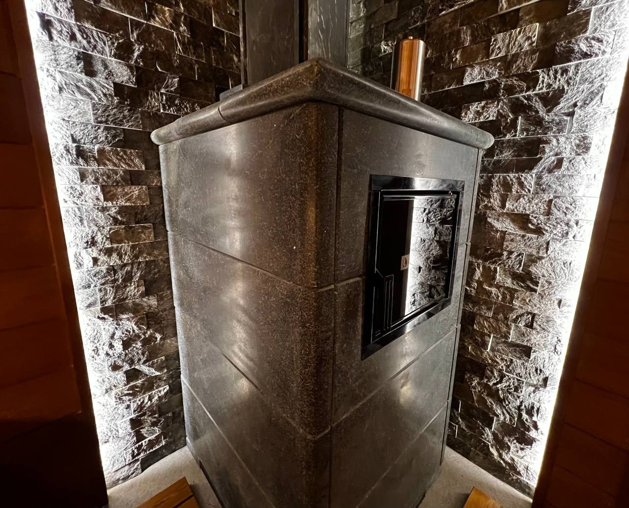 Компактная, но в то же время просторная парная в Петергофских дачах. Рациональное расположение полков и Easysteam в талькохлорите. SaunaTopMasters