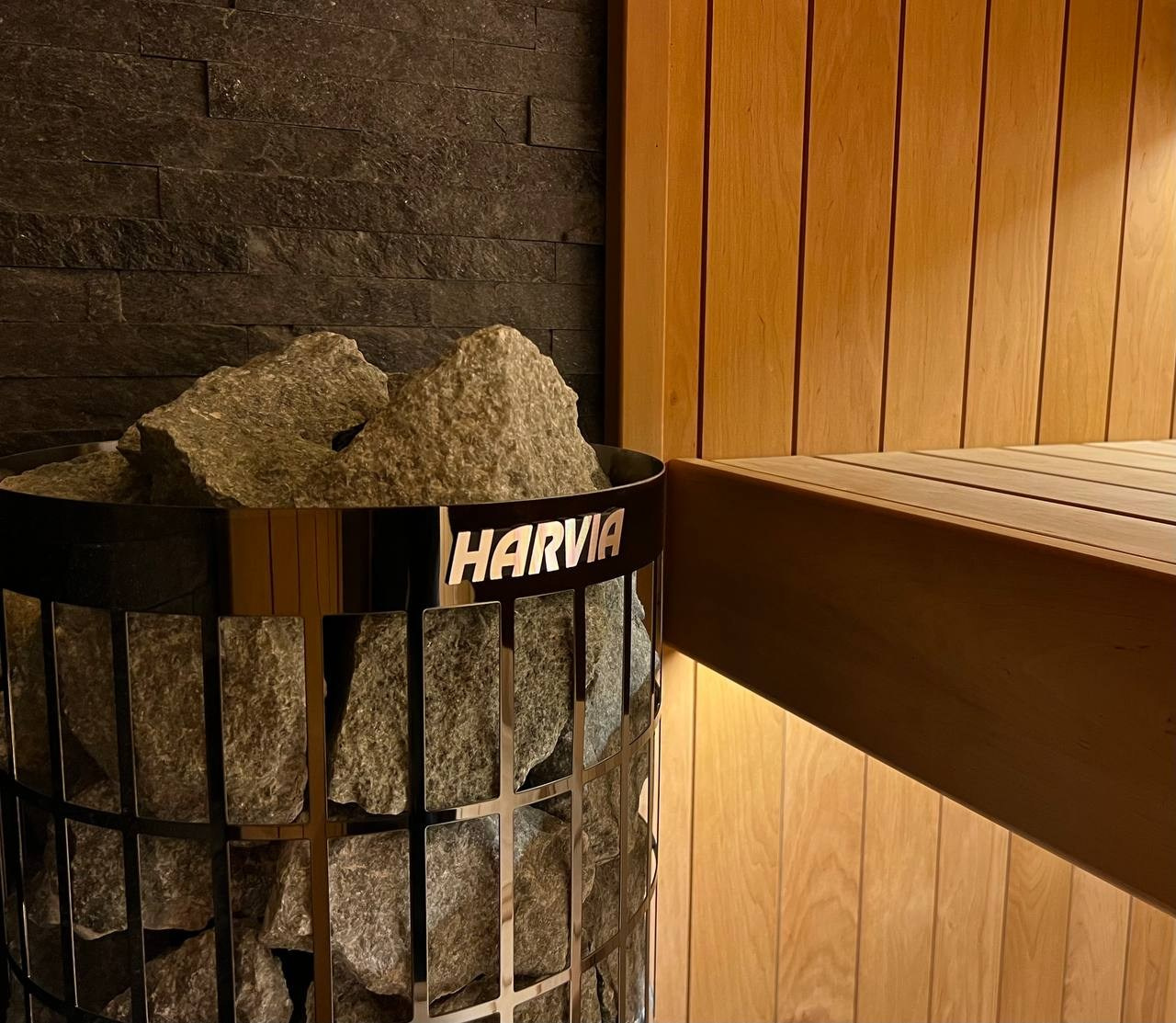 Уютная сауна в Зеленом Острове с Harvia Cilindro и отделкой из термоольхи; можжевельник и крымские травы дарят интересный насыщенный аромат. SaunaTopMasters