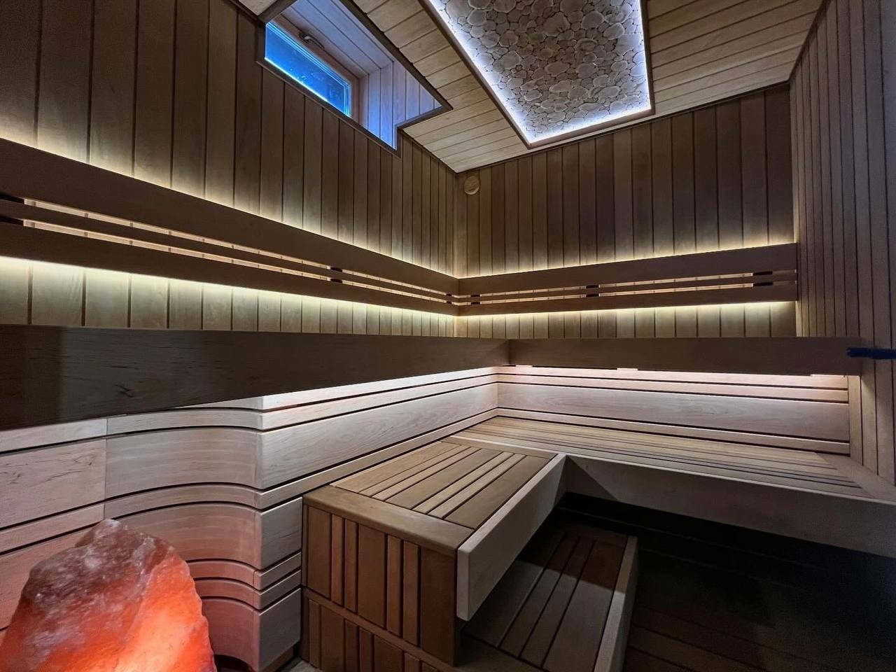Парная в Родных Просторах выполнена по индивидуальному проекту. В потолке красуется можжевеловое панно, а в углу- глыба из гиммалайской соли. SaunaTopMasters