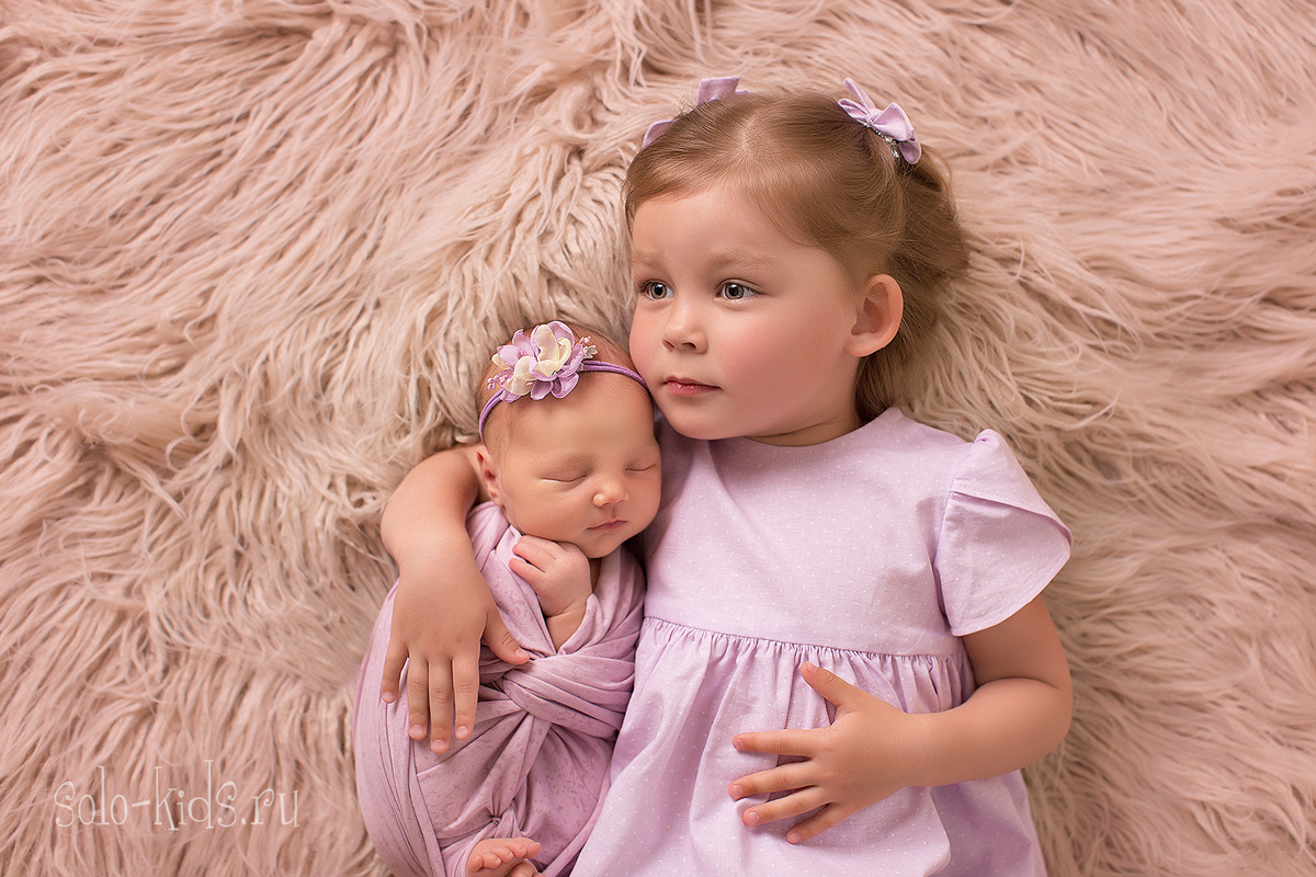 Сестрички на фотосессии новорожденных в Екатеринбурге