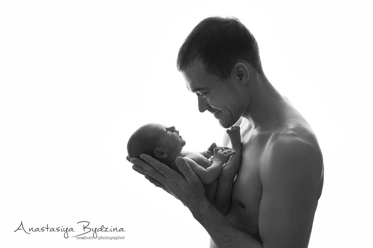 Папа с новорожденным сыном