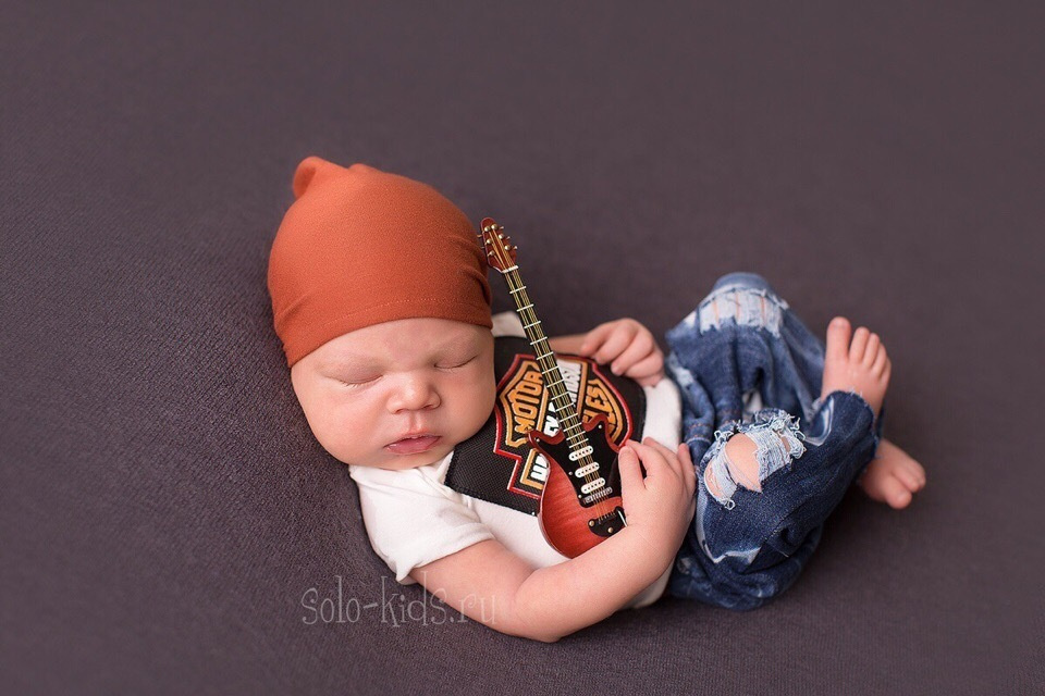 Новорожденный рокер с гитарой
