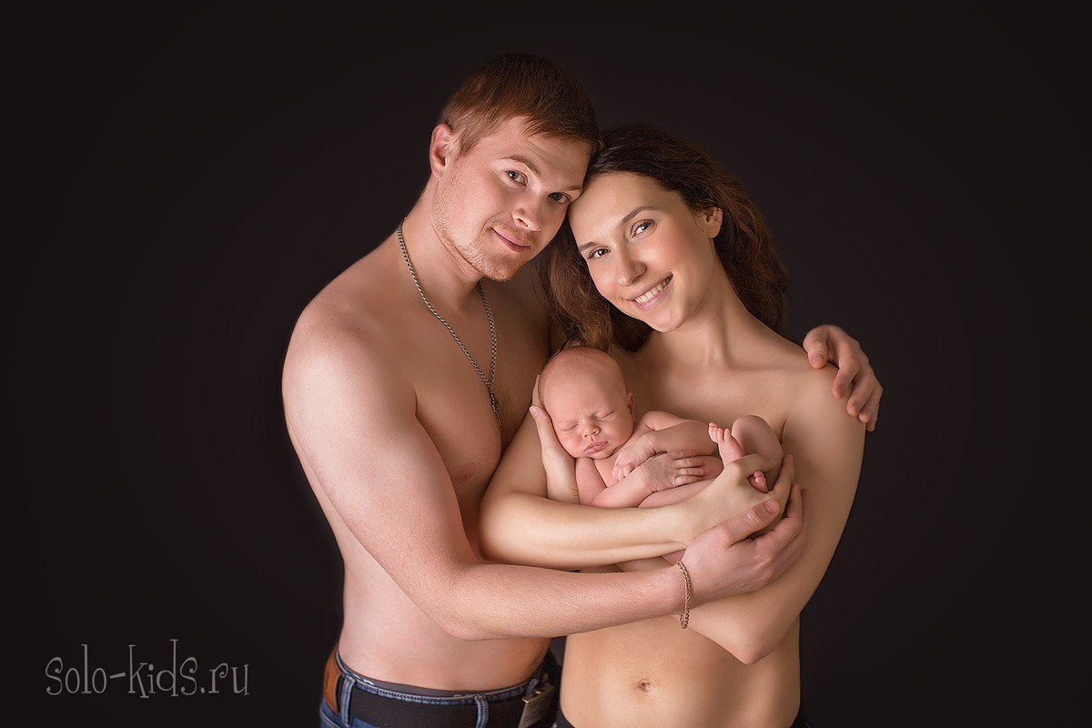 Молодая семья с новорожденным ребёнком