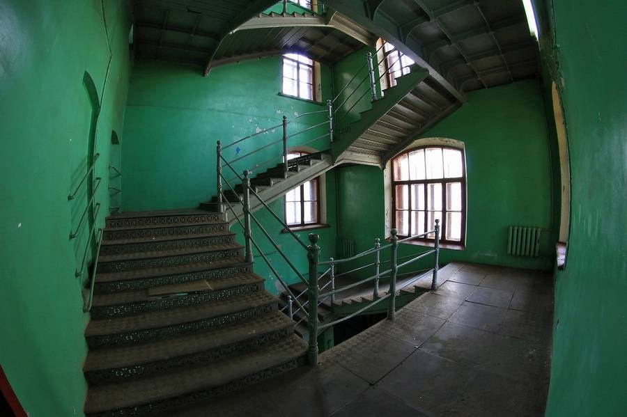 Локация в помещении для фотосессии — атмосферный коридор