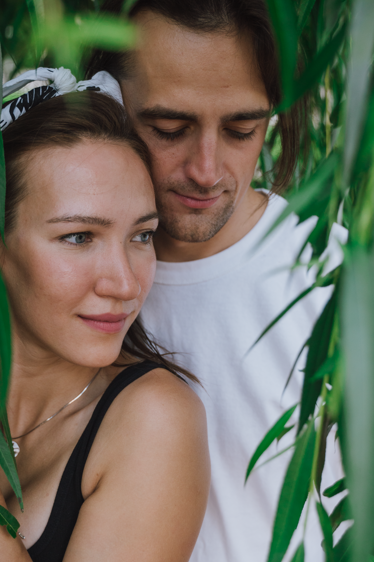 Фотоснимок пары обнимающие друг друга в листве 