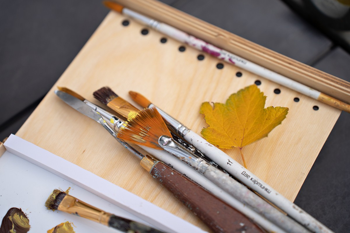 Кистью и листьями. Художник Анна Пятковская. Фотограф Мария Ковкова