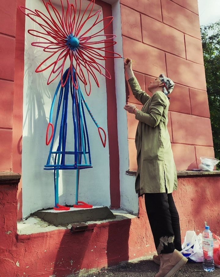 Астра_Полярный рацвет / Россия / Мурманск / ул. Ленина 5 / 2025. Художник — скульптор Антонина Фатхуллина