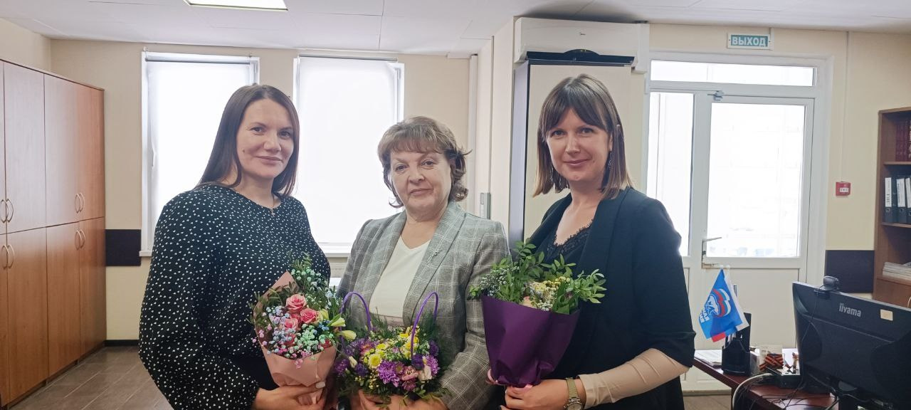 Костикова Виктория, Щеголяева Анна и начальник территориального отдела микрорайона Южный Домодедово с букетами цветов.