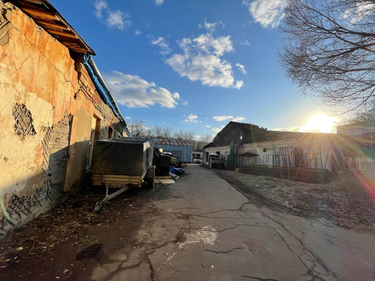 Уличная территория. Кино в НИИ СНЕГИРИ (Very Strong Place) — Москва