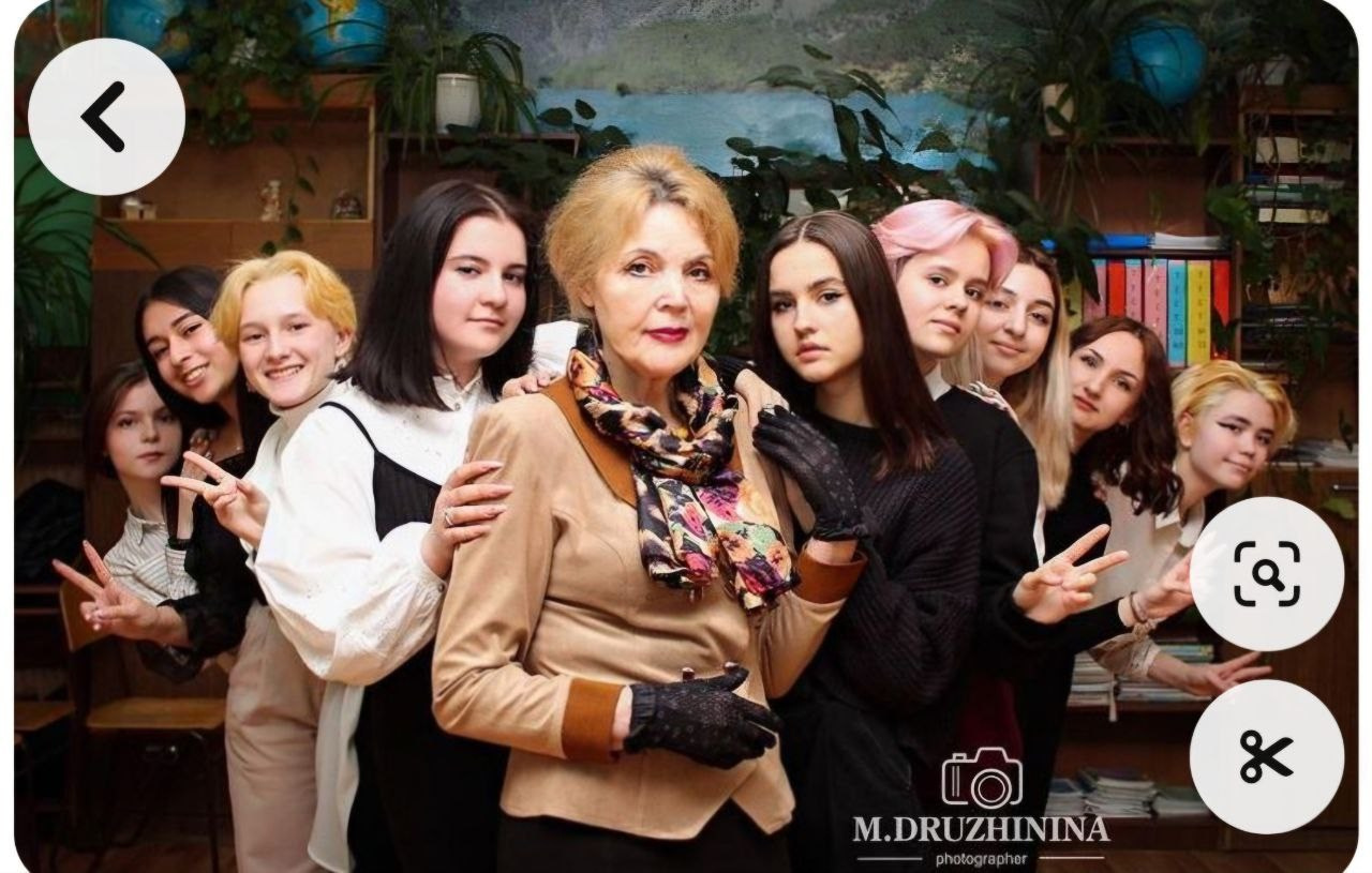 Примеры позировок для школьного альбома в старших классах. Фотограф в Шелехове, лучшие выпускные альбомы в Шелехове