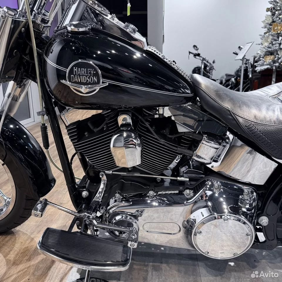 Купить Harley-Davidson 2010 Fat Boy Vivid Black (Softail/Dyna) — подробнее на сайте. Hello Davidson, Москва. Только хорошие мотоциклы…