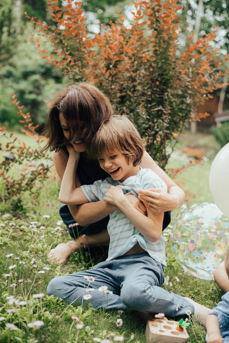 Коля, Ксюша, Саша, Андрей, Кира и бабушки | на даче