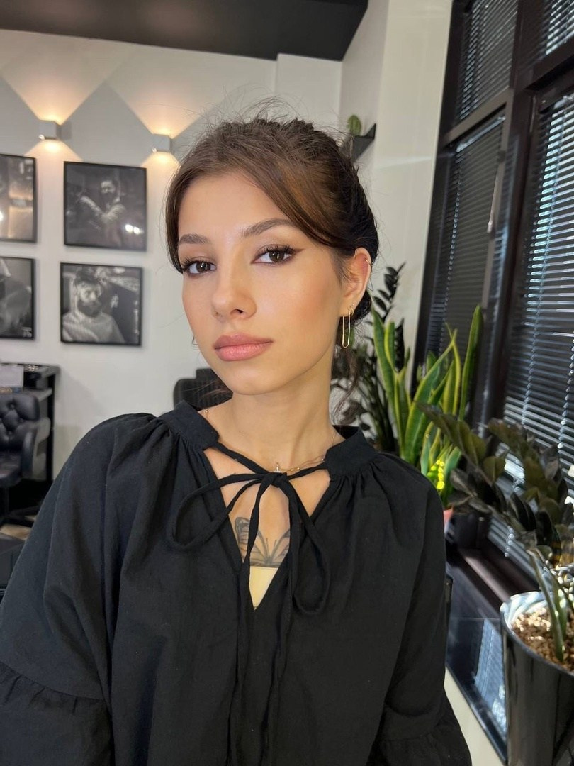 деловой образ - это когда легкий, но строгий макияж, лаконичный костюм и укладка.