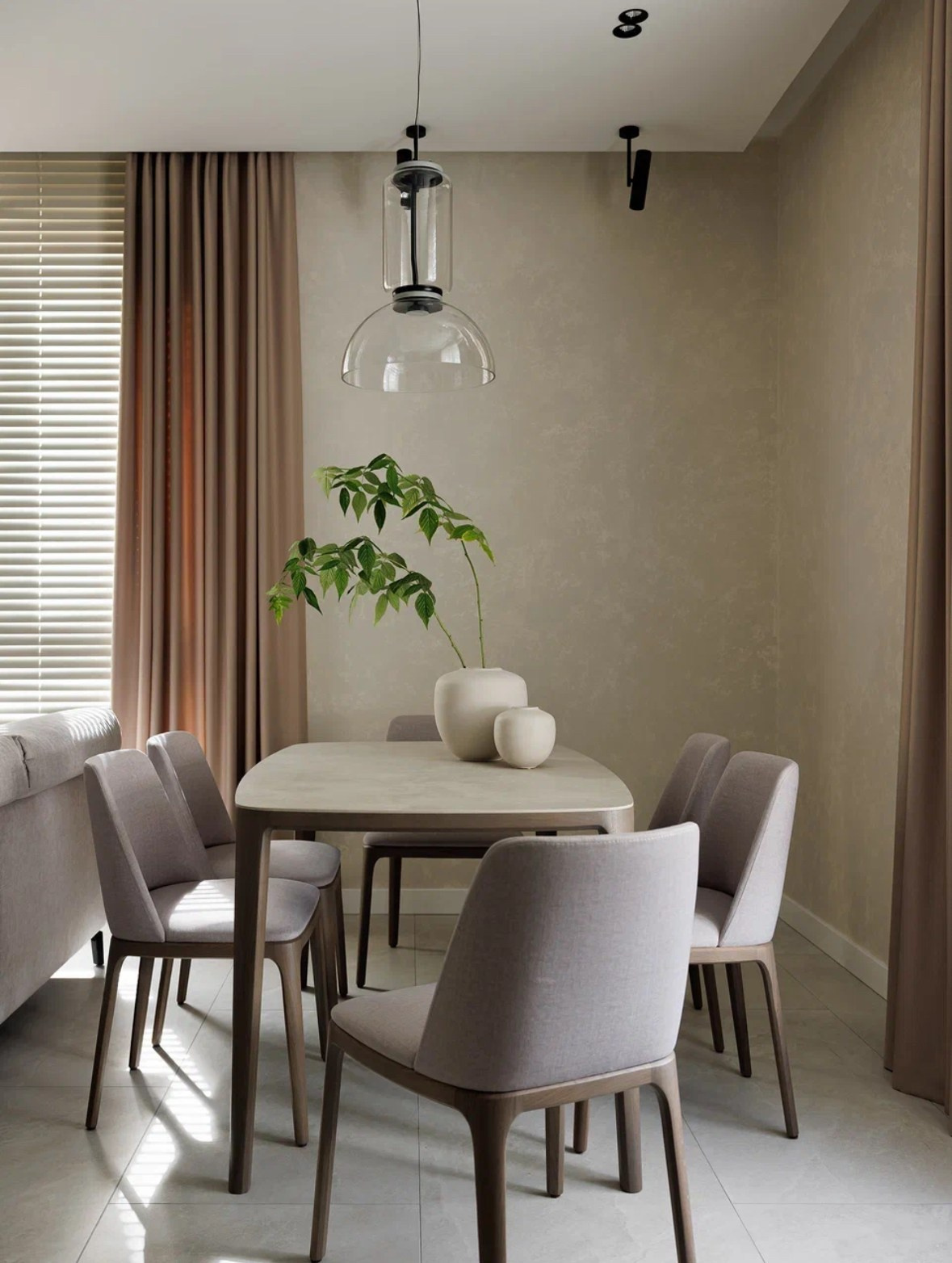 Квартира в нейтральных оттенках. Шторы на заказ в СПб. Выезд дизайнера, карнизы, жалюзи и рулонные шторы