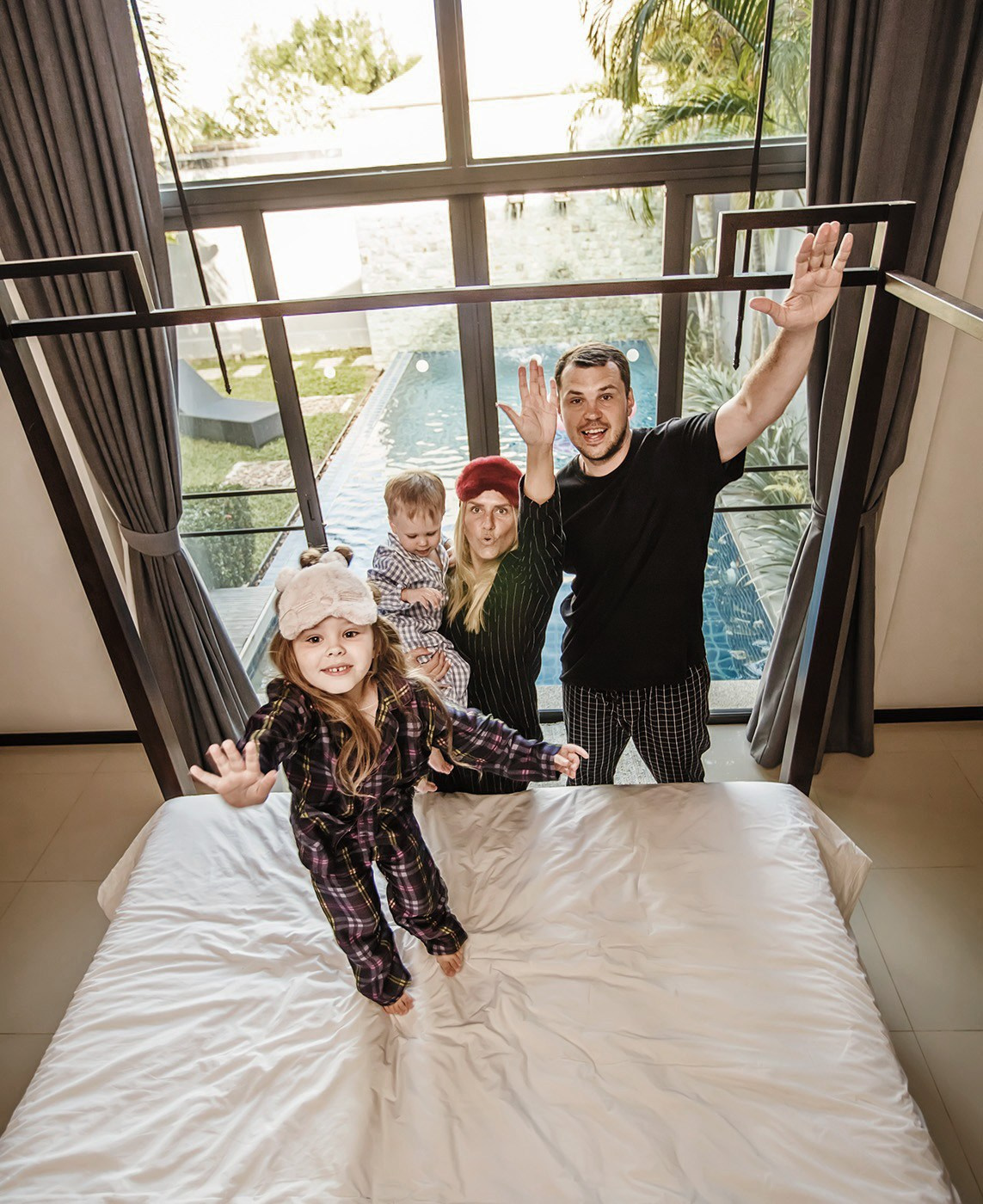 семейная фотосессия пижамная вечеринка Пхукет фотограф пляж Ката Карон Найхарн Патонг Найхарн Сурин море счастье радость идея место образ пример фото позы для фотосессии Phuket Naiharn Kata Karon Patong Surin заказать фотосъёмку цена детская фотосессия