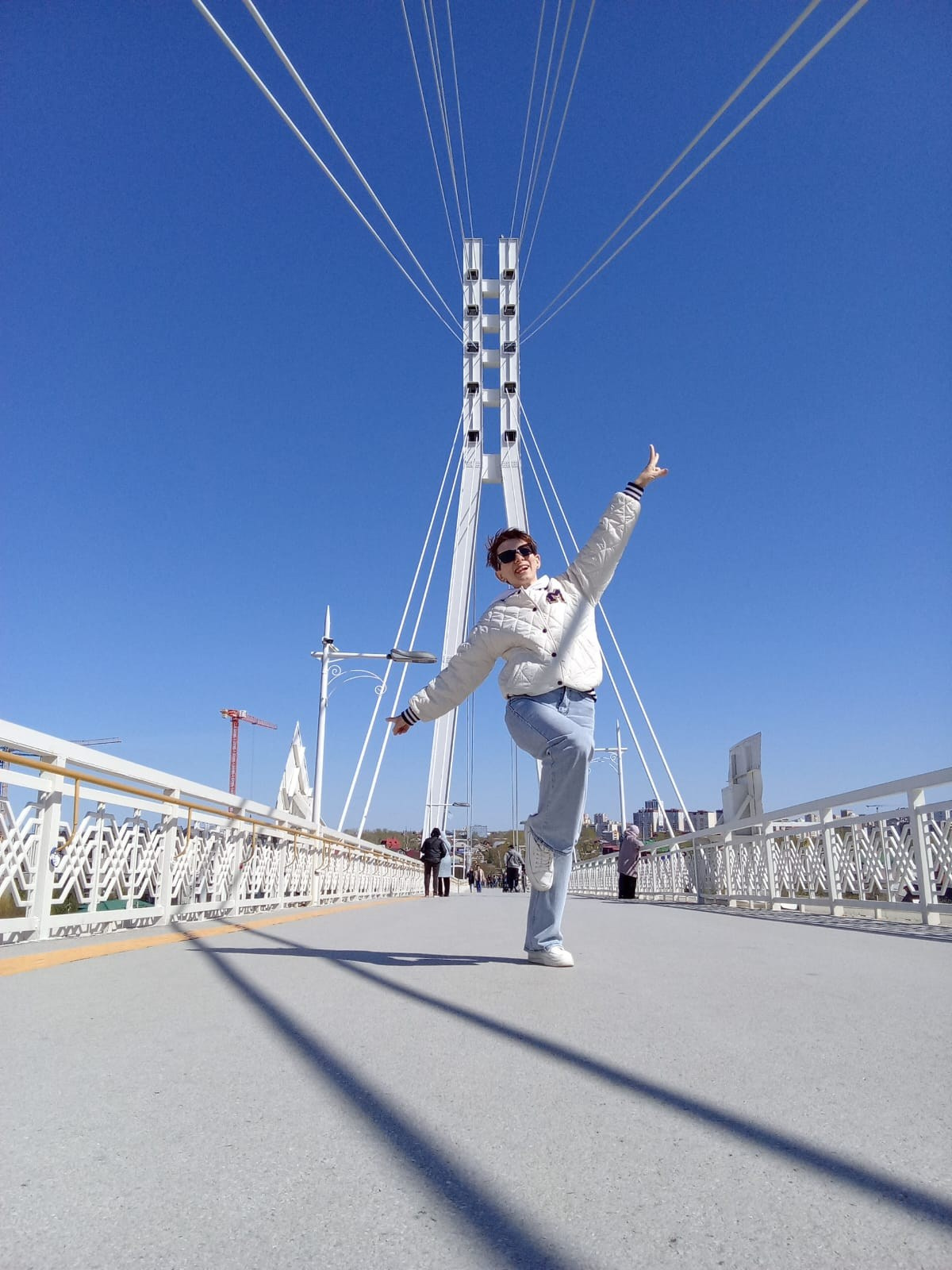 Тюмень, Мост влюбленных, девушка, прыжок, набережная