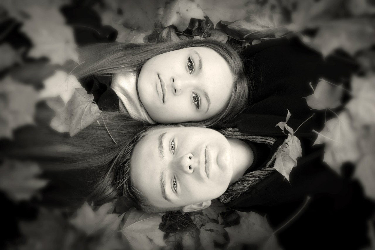 Лучшая Фотосессия Love Story снята с верху в лесу