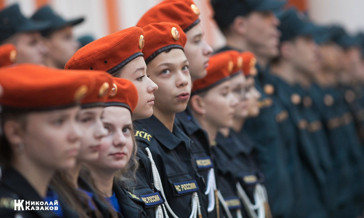 Воспитанники кадетских классов МЧС в строю во время торжественного посвящения в кадеты в Атриуме Петропавловской крепости 