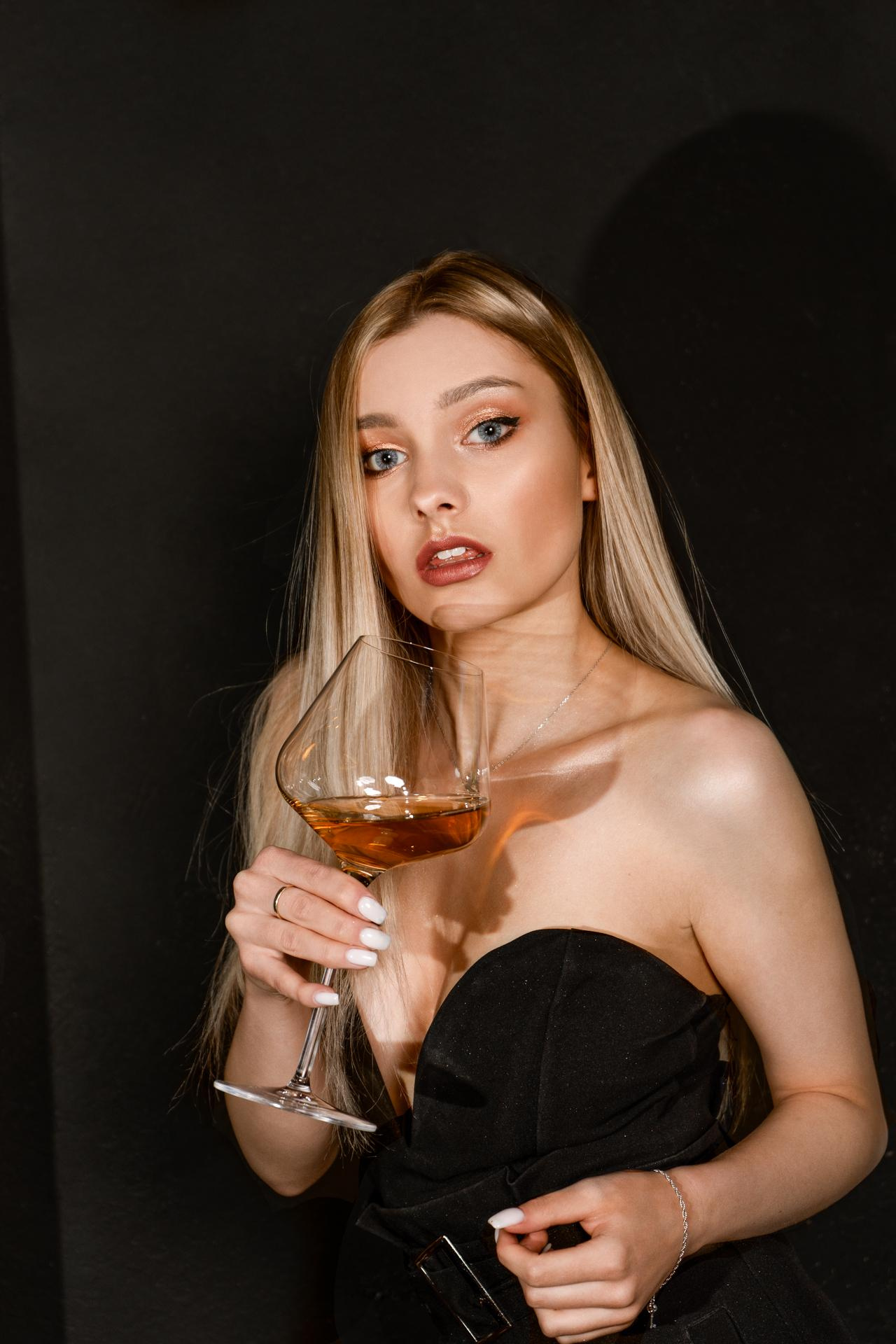 Портрет девушки в приятной и уютной атмосфере с бокалом