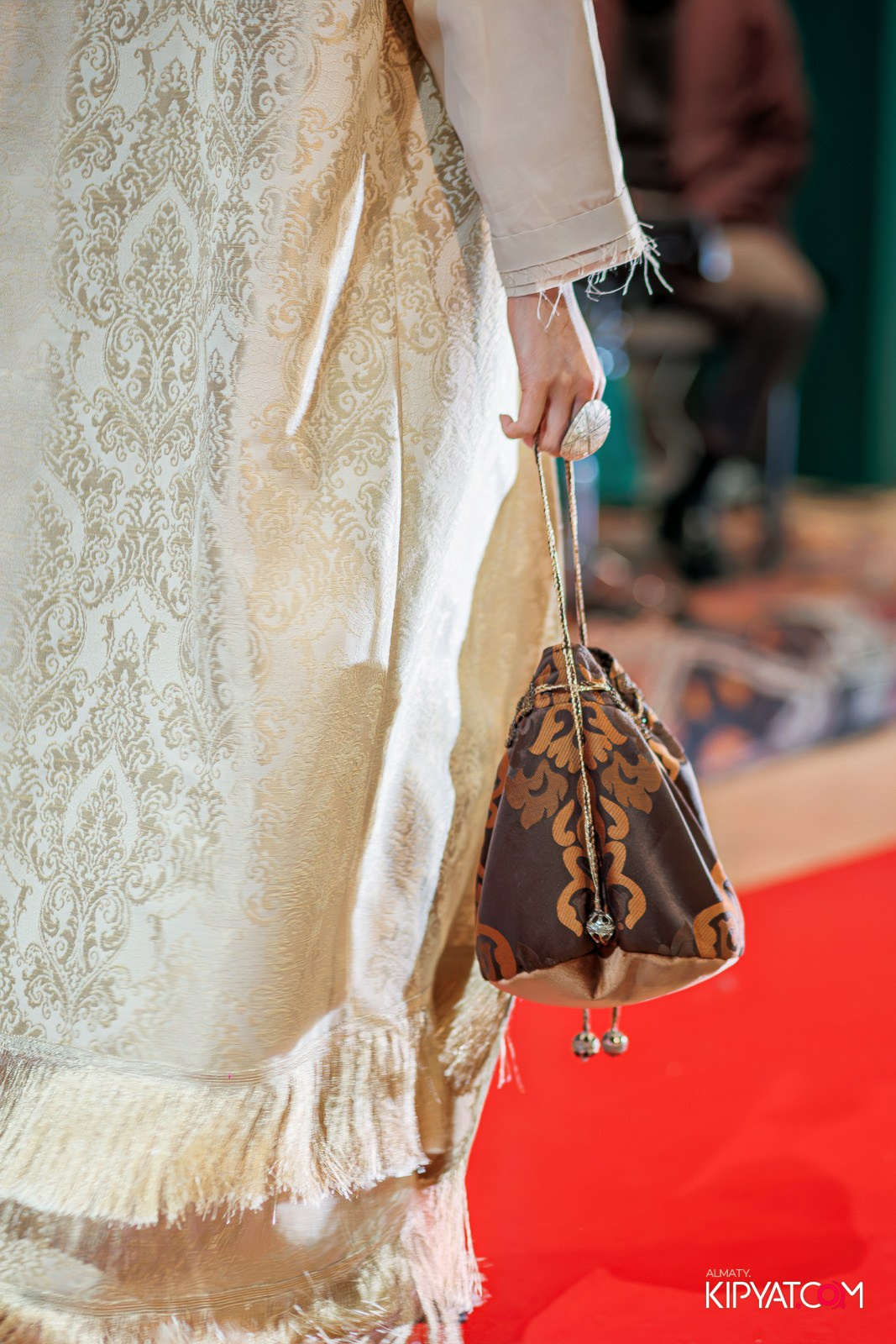 FASHION ПОКАЗ, КАЗАХСКОЙ НАЦИОНАЛЬНОЙ ОДЕЖДЫ. КИПЯТКОМ АЛМАТЫ!