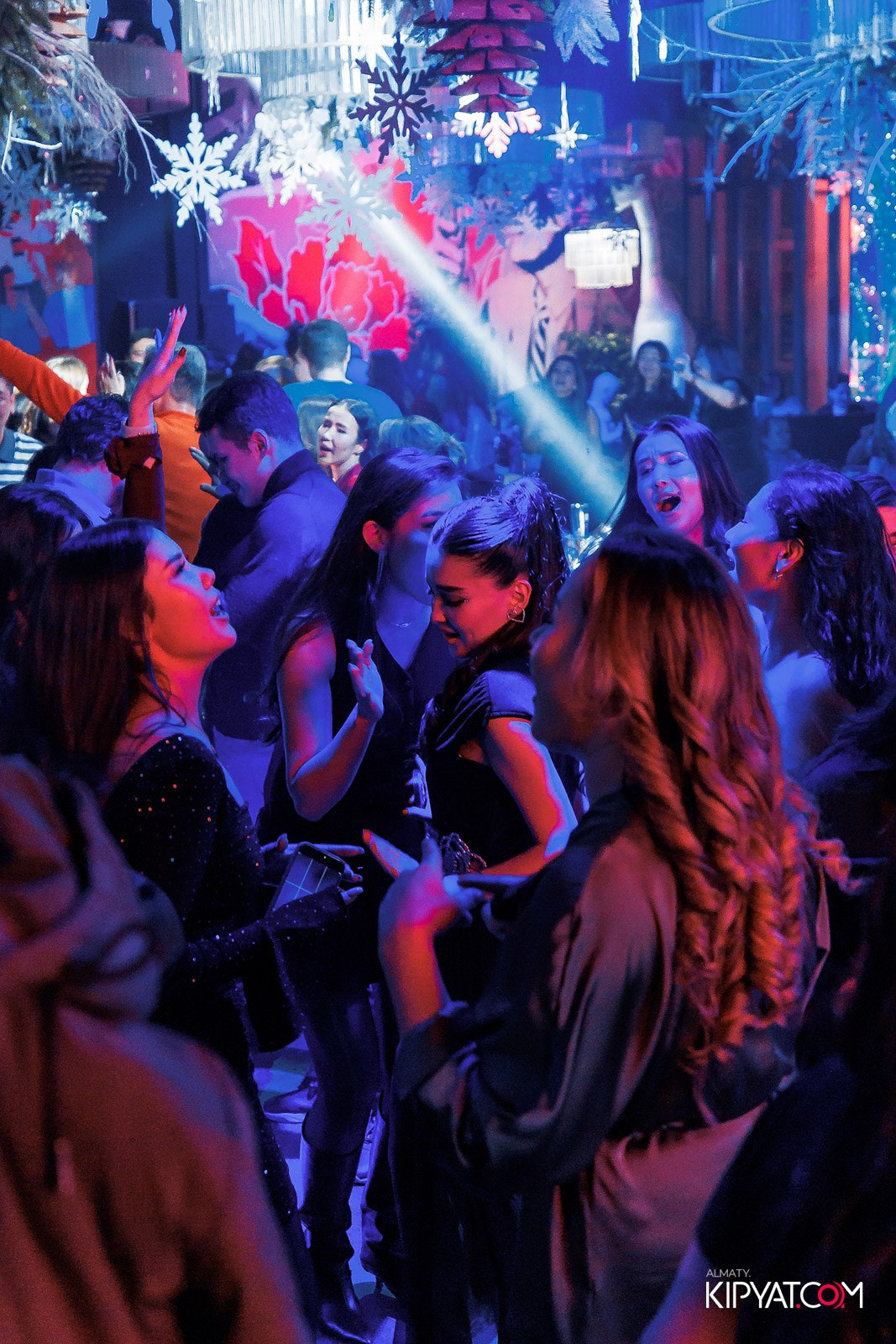 FRIENDS BAR & TERRACE. КИПЯТКОМ АЛМАТЫ!