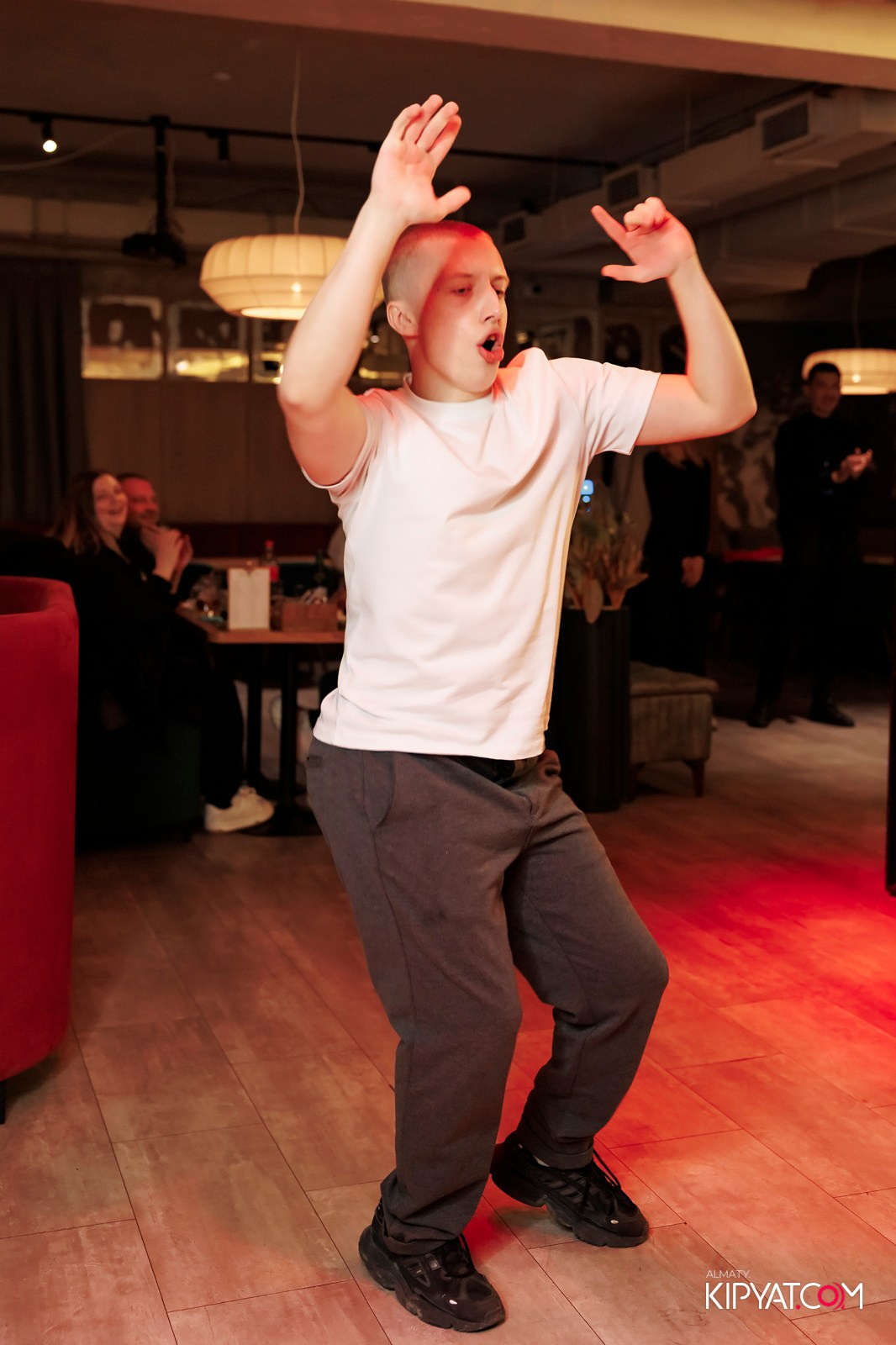 ПИНТА НА СЕЙФУЛЛИНА. КИПЯТКОМ АЛМАТЫ! Фотосъемка мероприятий в Алматы