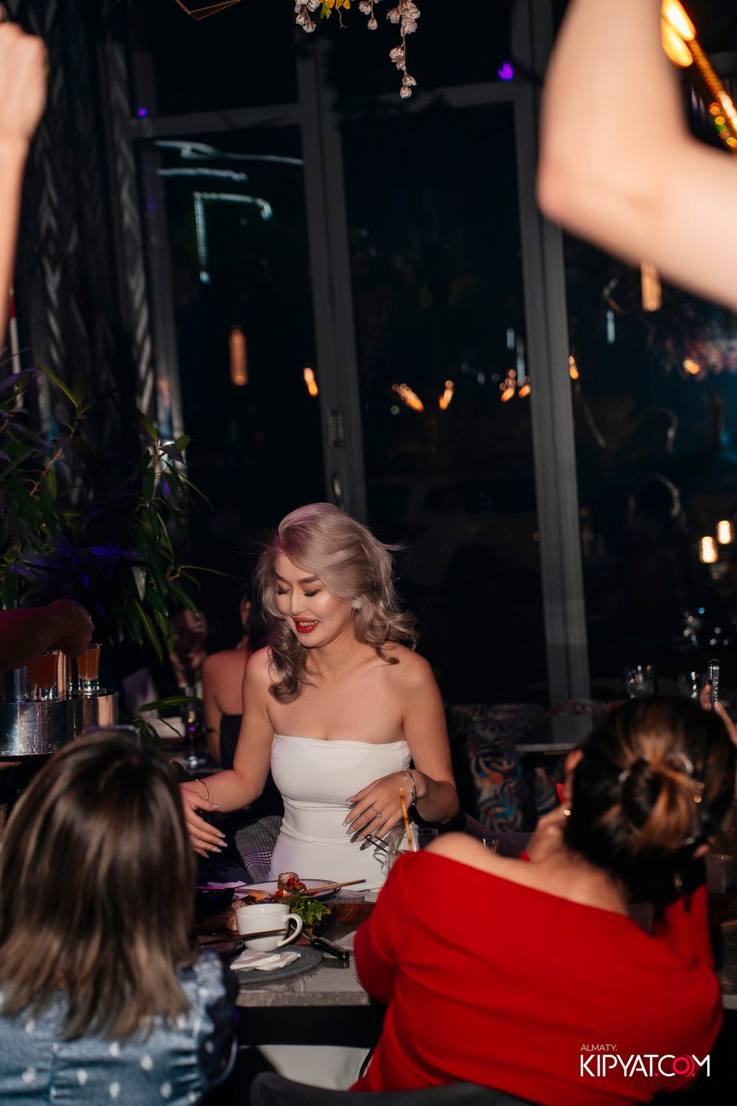 FRIENDS BAR & TERRACE. КИПЯТКОМ АЛМАТЫ!