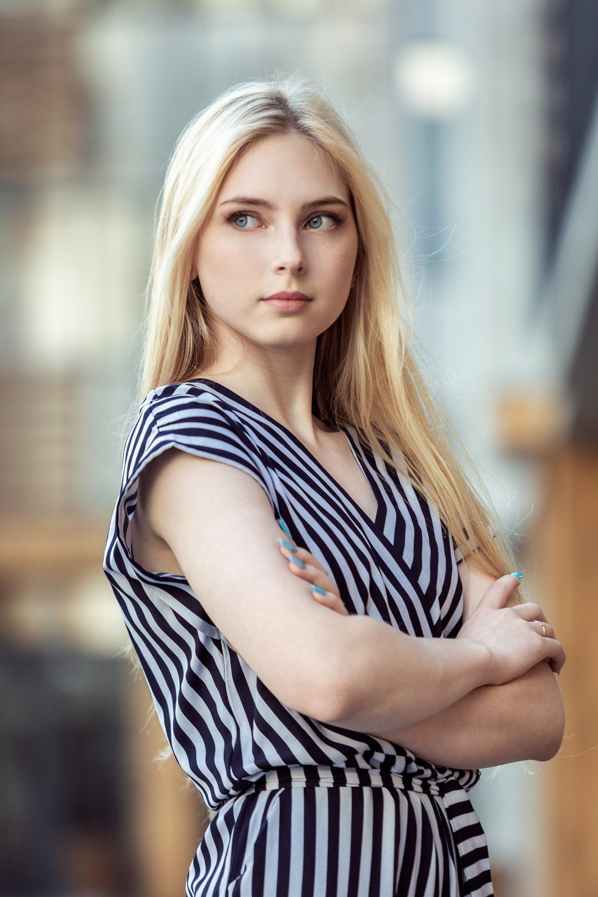 Портрет девушки в полосатом комбинезоне с боке на заднем плане