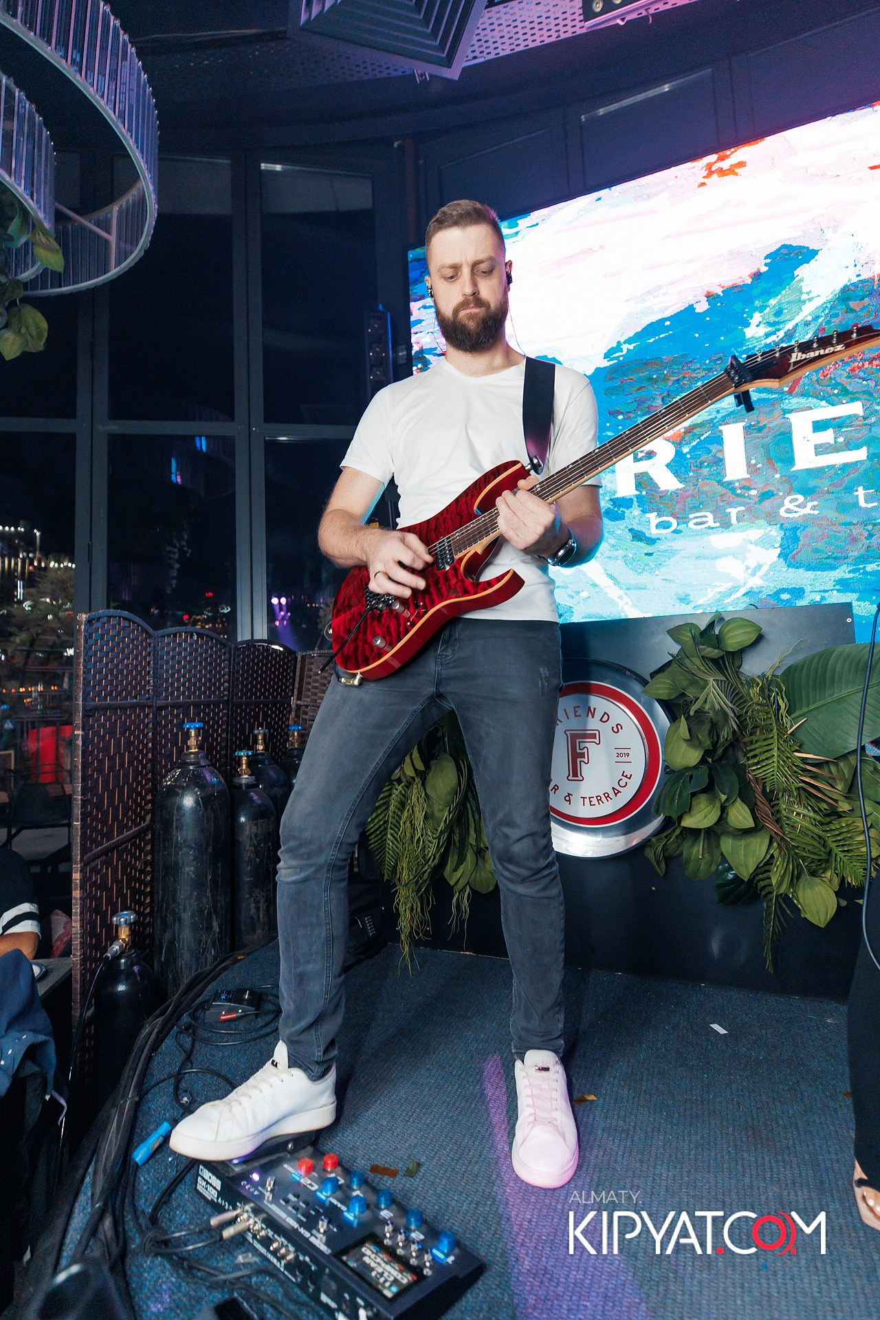 Friends bar & terrace. КИПЯТКОМ АЛМАТЫ!