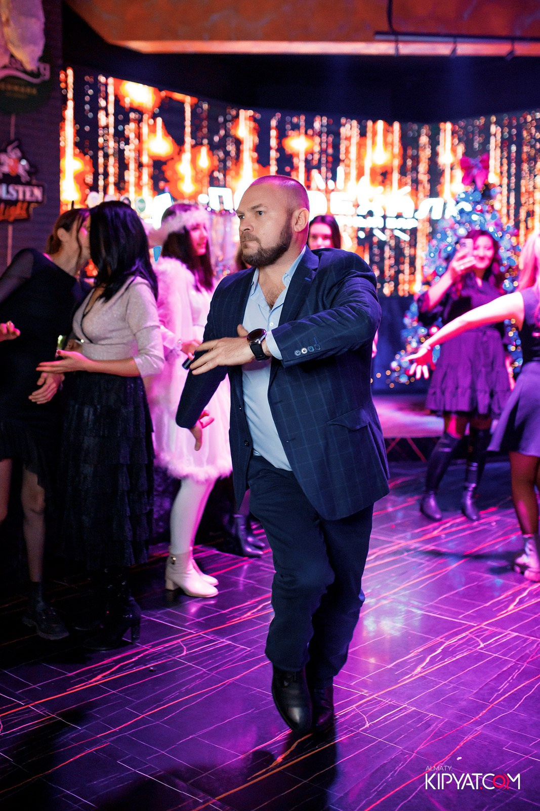 БАР ПАНАЕХАЛИ НА ТОЛЕ БИ. КИПЯТКОМ АЛМАТЫ!