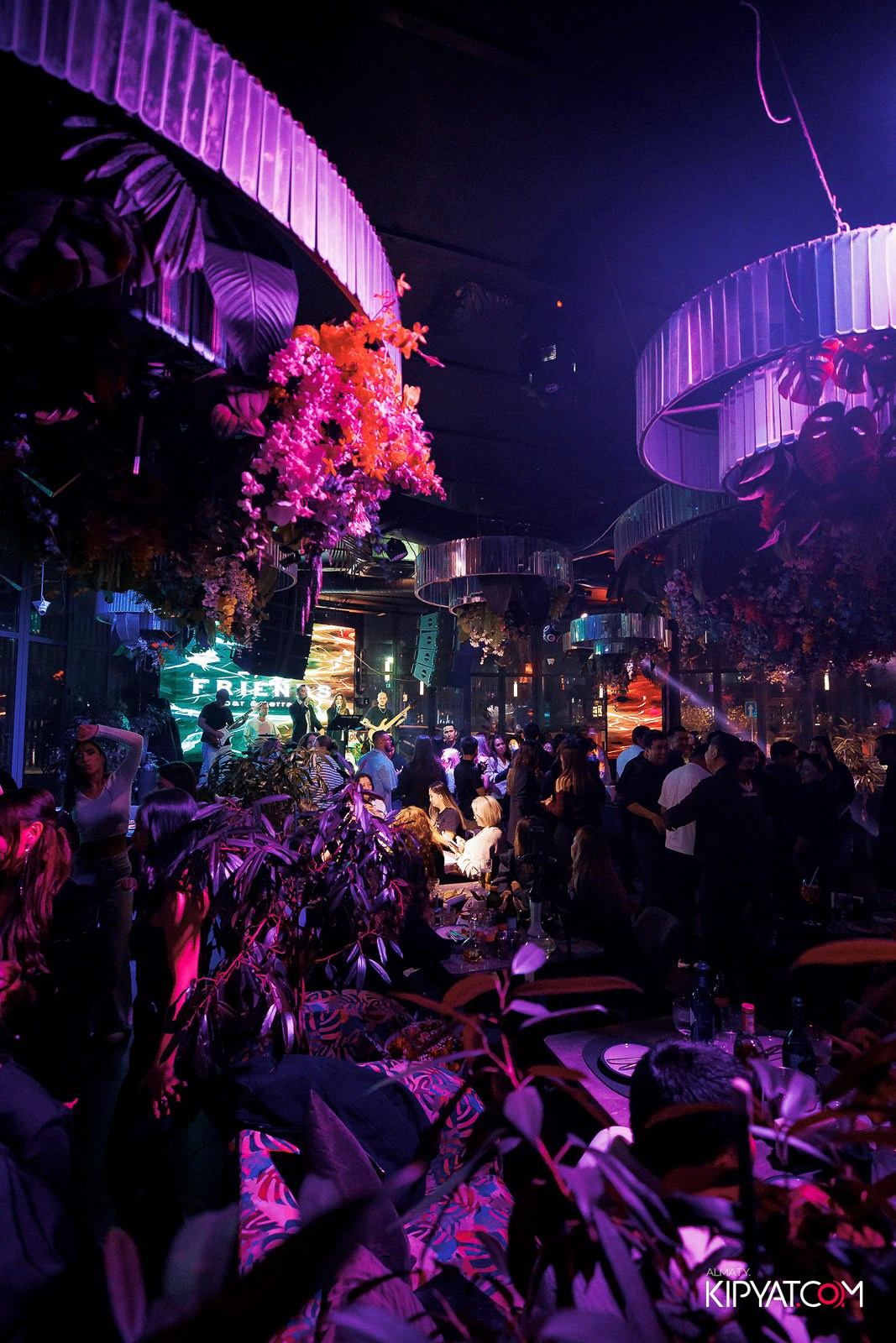 FRIENDS BAR & TERRACE. КИПЯТКОМ АЛМАТЫ!