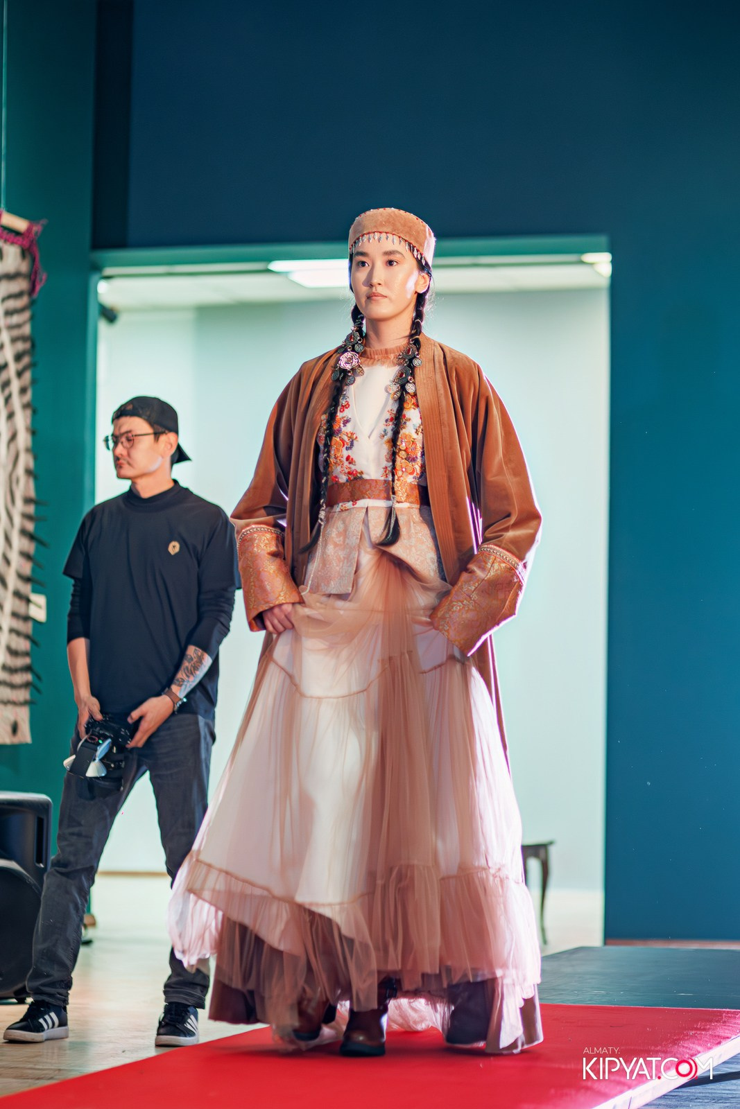 FASHION ПОКАЗ, КАЗАХСКОЙ НАЦИОНАЛЬНОЙ ОДЕЖДЫ. КИПЯТКОМ АЛМАТЫ!