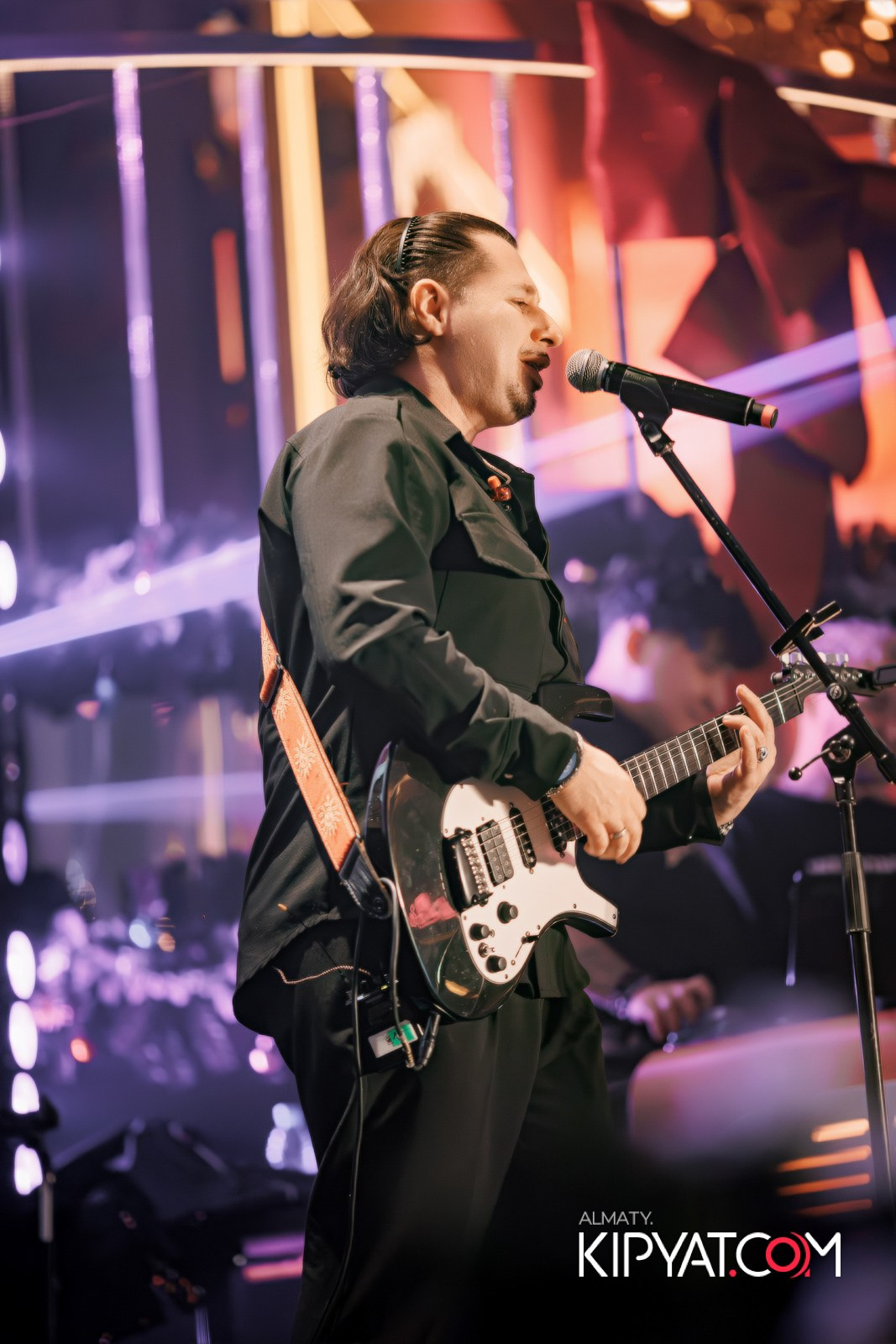 SANTA BARBARA — ПИТ ДЖЕЙСОН (ГР. ПРЕМЬЕР-МИНИСТР) И ИЛЬЯ ЗУДИН (ГР. ДИНАМИТ) НА ПРЕДНОВОГОДНЕЙ ВЕЧЕРИНКЕ. КИПЯТКОМ АЛМАТЫ!