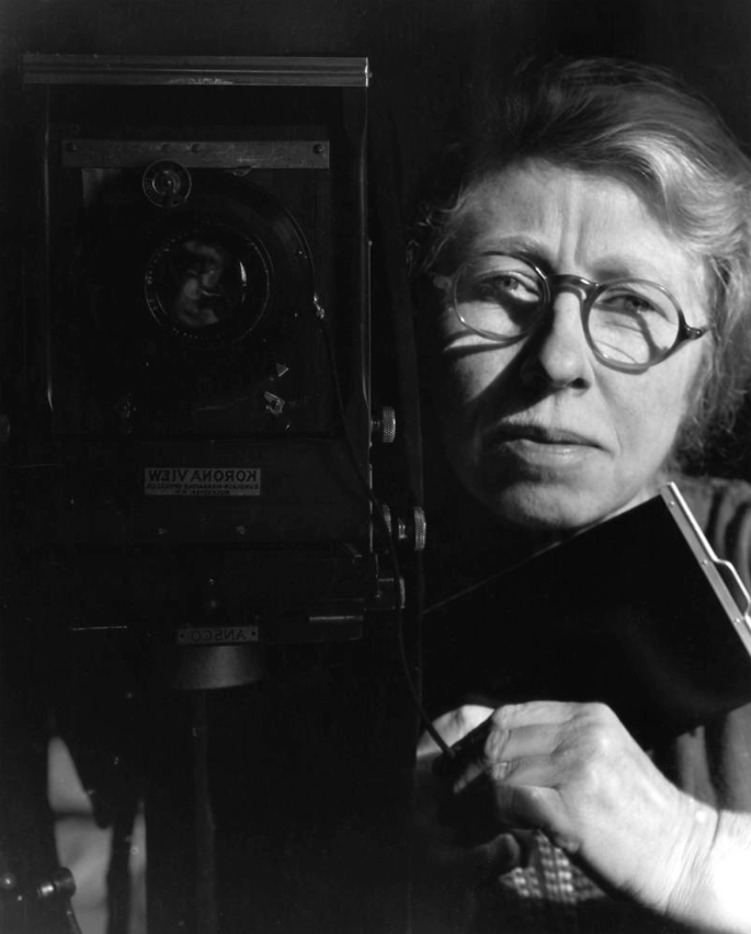 Имоджен Каннингем (1883-1976) — американский фотограф, одна из ключевых фигур в истории американской фотографии XX века. Она известна своими работами в жанрах ботанической фотографии, портрета (включая обнажённую натуру), индустриальных пейзажей и уличной съёмки. Каннингем была одним из основателей фотографического объединения Group f/64, пропагандировавшего «чистую фотографию» с чётким фокусом и детализацией.