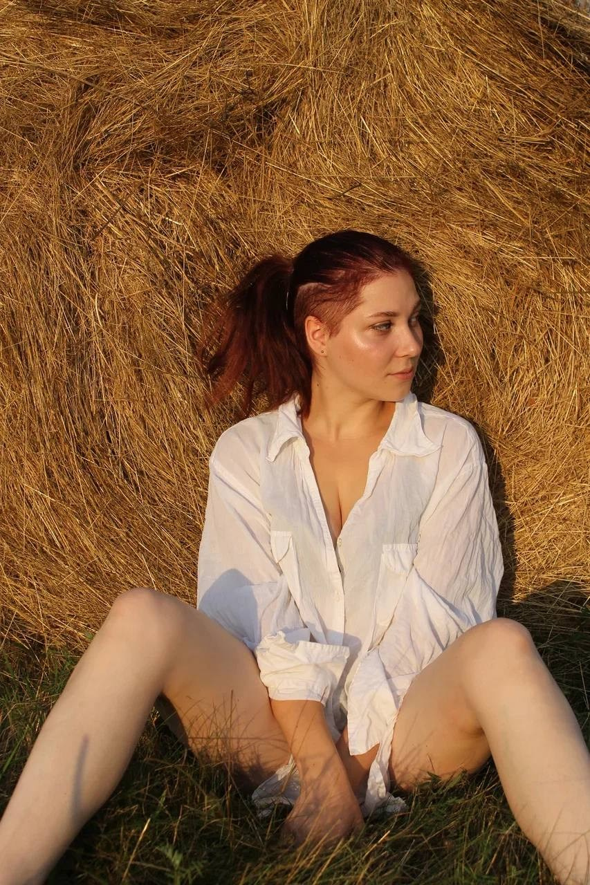 «Девушка и сено». Anastasiabraga.sheisart