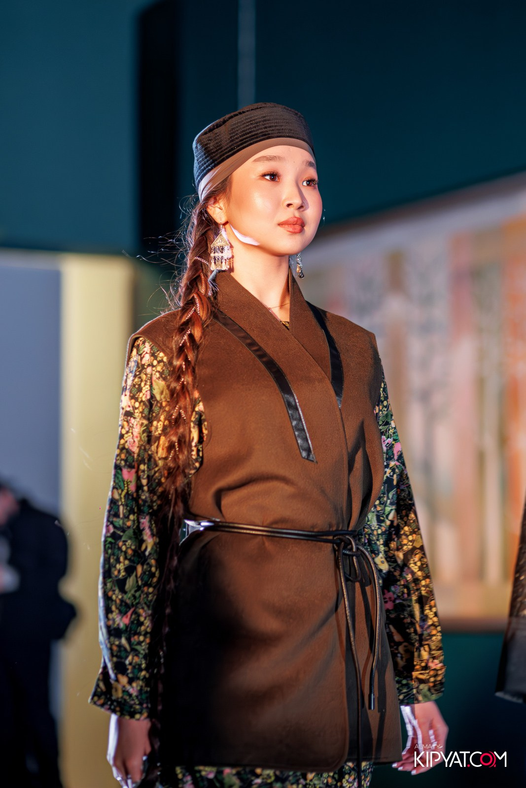 FASHION ПОКАЗ, КАЗАХСКОЙ НАЦИОНАЛЬНОЙ ОДЕЖДЫ. КИПЯТКОМ АЛМАТЫ!