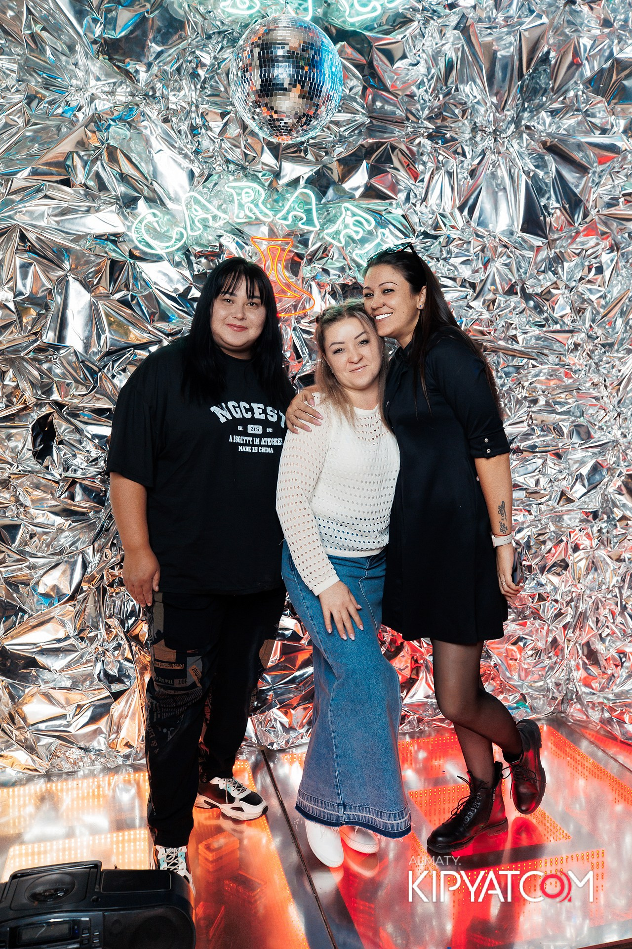 ВЕЧЕРИНКА 90Х КАФЕ CARAFE. КИПЯТКОМ АЛМАТЫ! Фотосъемка мероприятий в Алматы