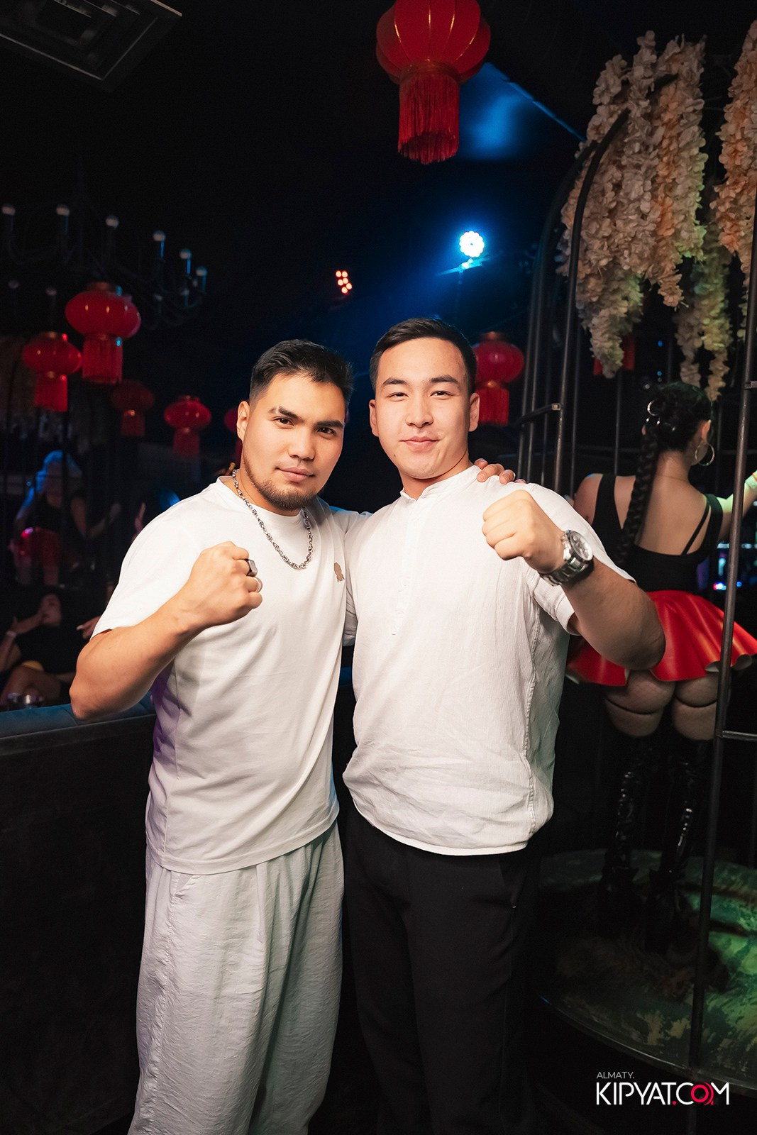 UYAT ЕМES BAR. КИПЯТКОМ АЛМАТЫ!