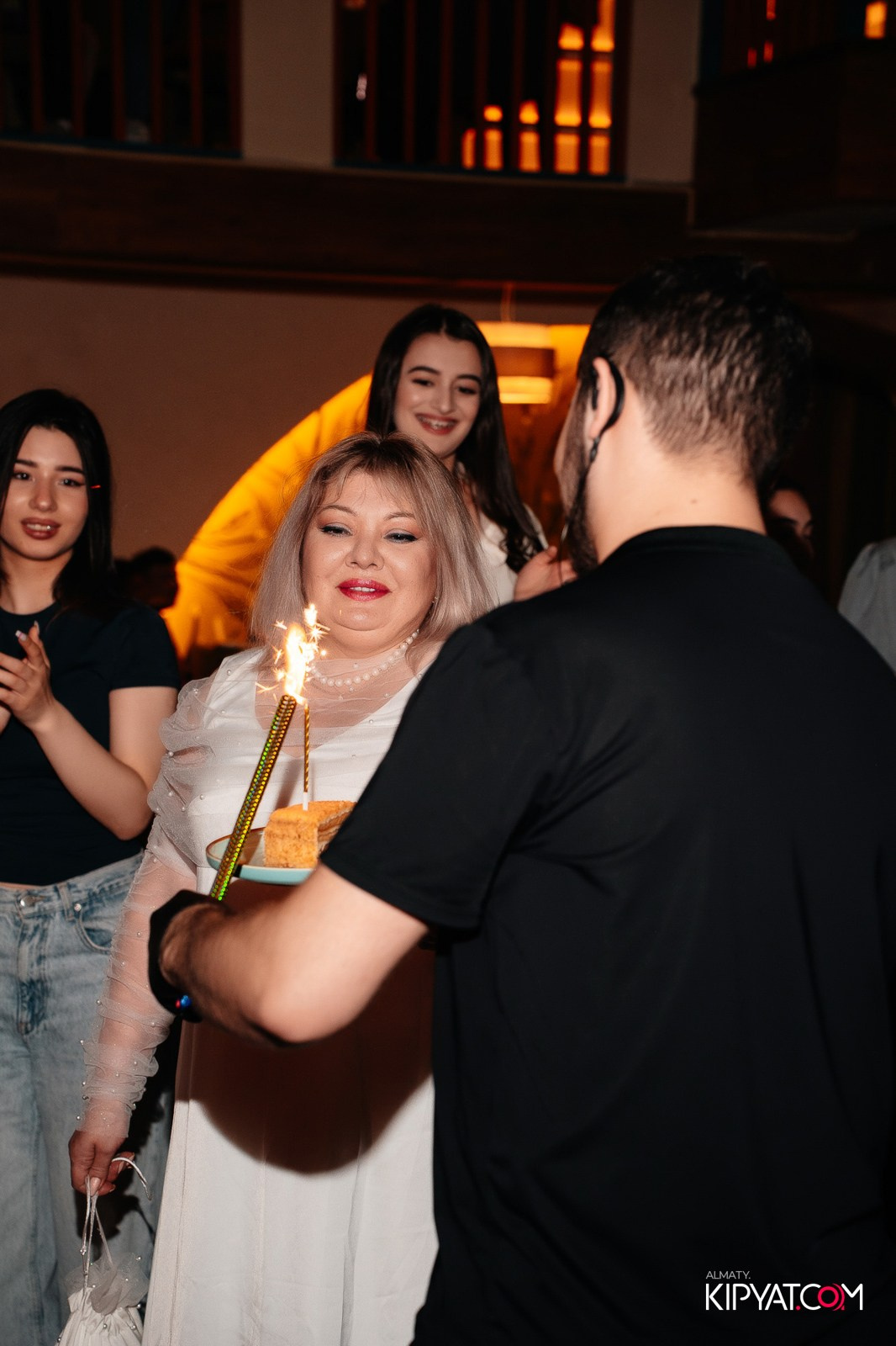 ГРУЗИНСКИЙ ДВОР НА КАБАНБАЙ БАТЫРА. КИПЯТКОМ АЛМАТЫ!