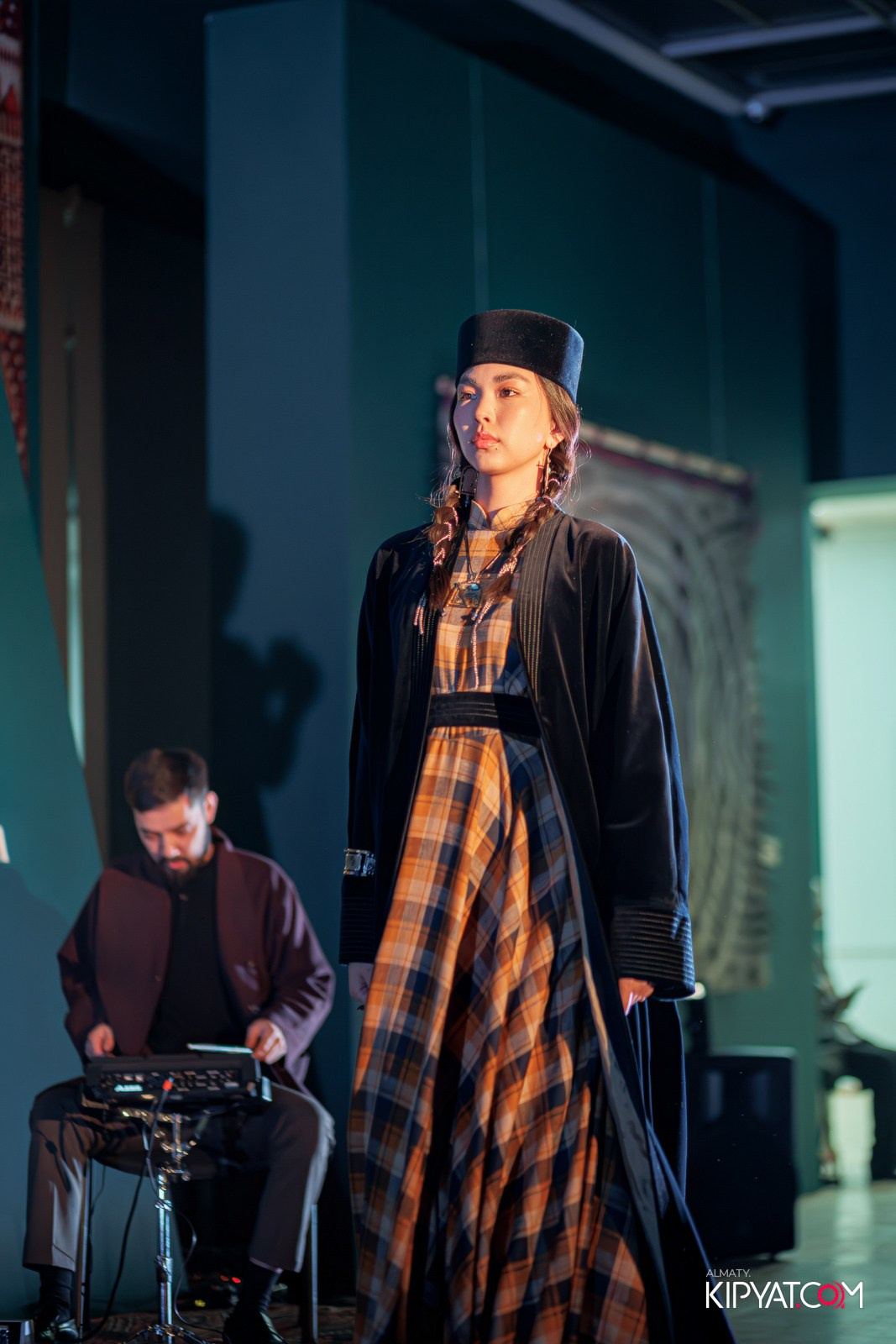 FASHION ПОКАЗ, КАЗАХСКОЙ НАЦИОНАЛЬНОЙ ОДЕЖДЫ. КИПЯТКОМ АЛМАТЫ!