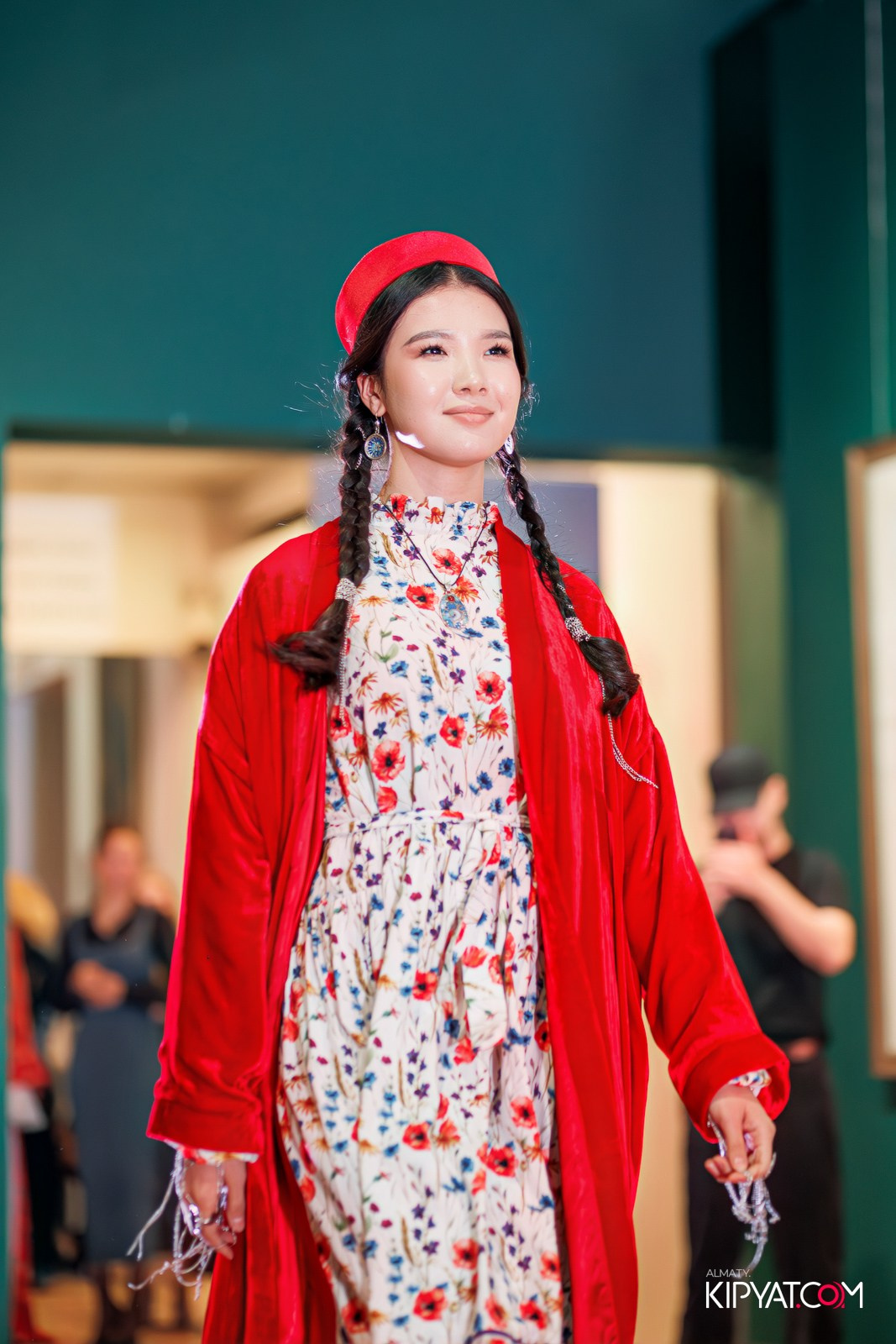 FASHION ПОКАЗ, КАЗАХСКОЙ НАЦИОНАЛЬНОЙ ОДЕЖДЫ. КИПЯТКОМ АЛМАТЫ!